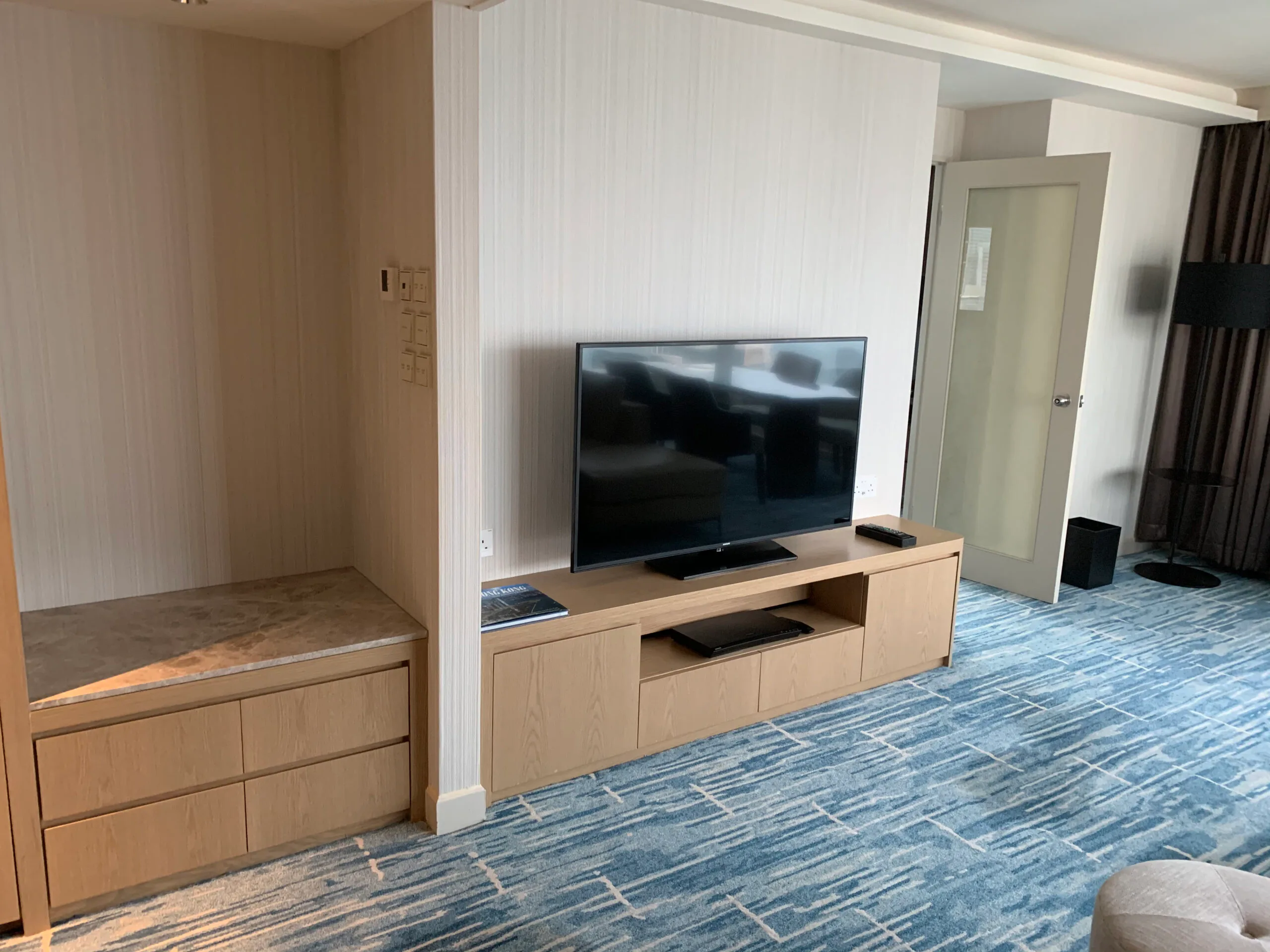 Lounge mit Sesseln und Couch in modernem Design