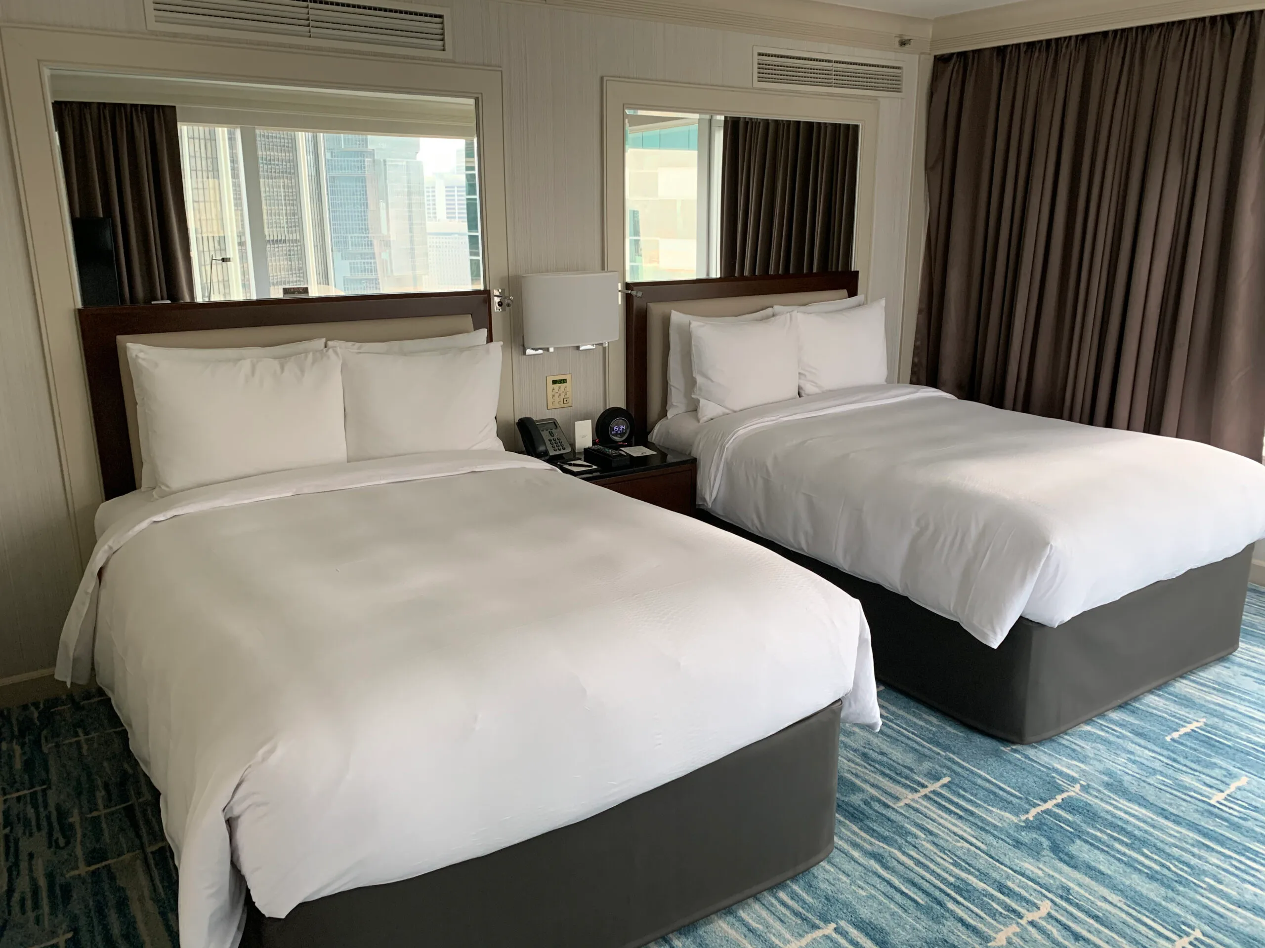 Lounge mit schwarzen Sesseln und Wandbildern