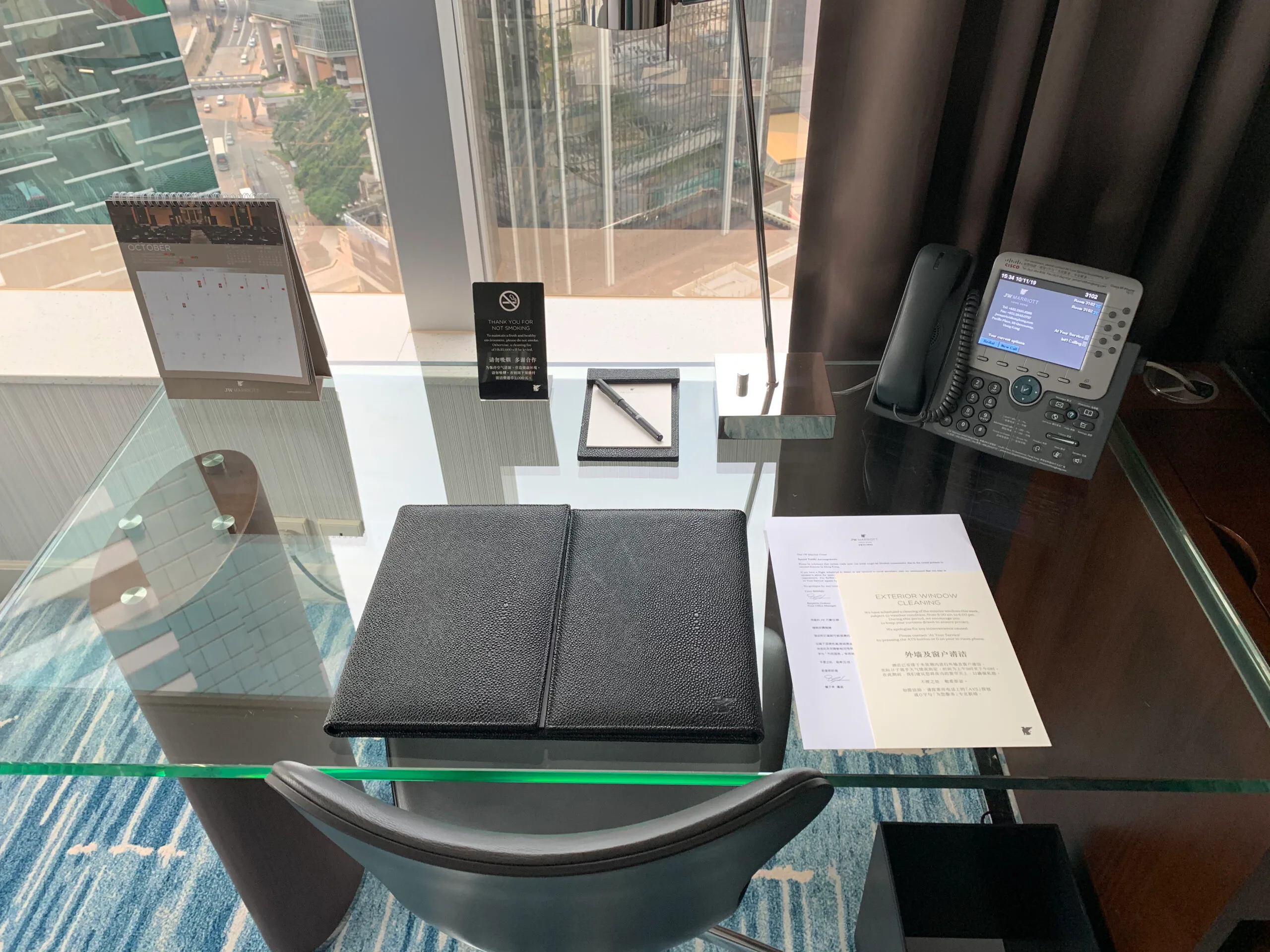 Hotelzimmer mit Schreibtisch, Telefon und Kalender