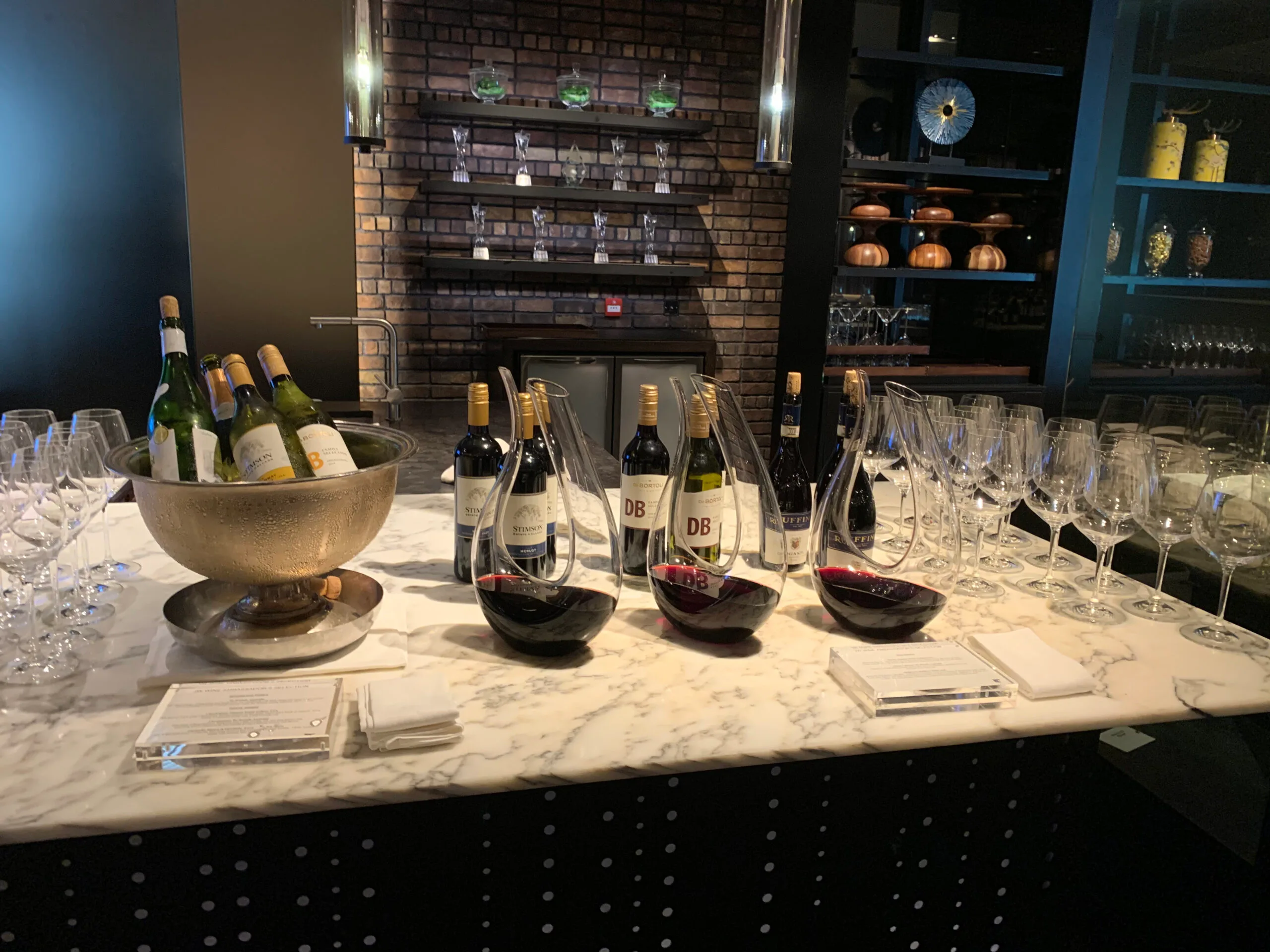 Hotelbar mit Weinflaschen und Karaffen auf Marmorplatte