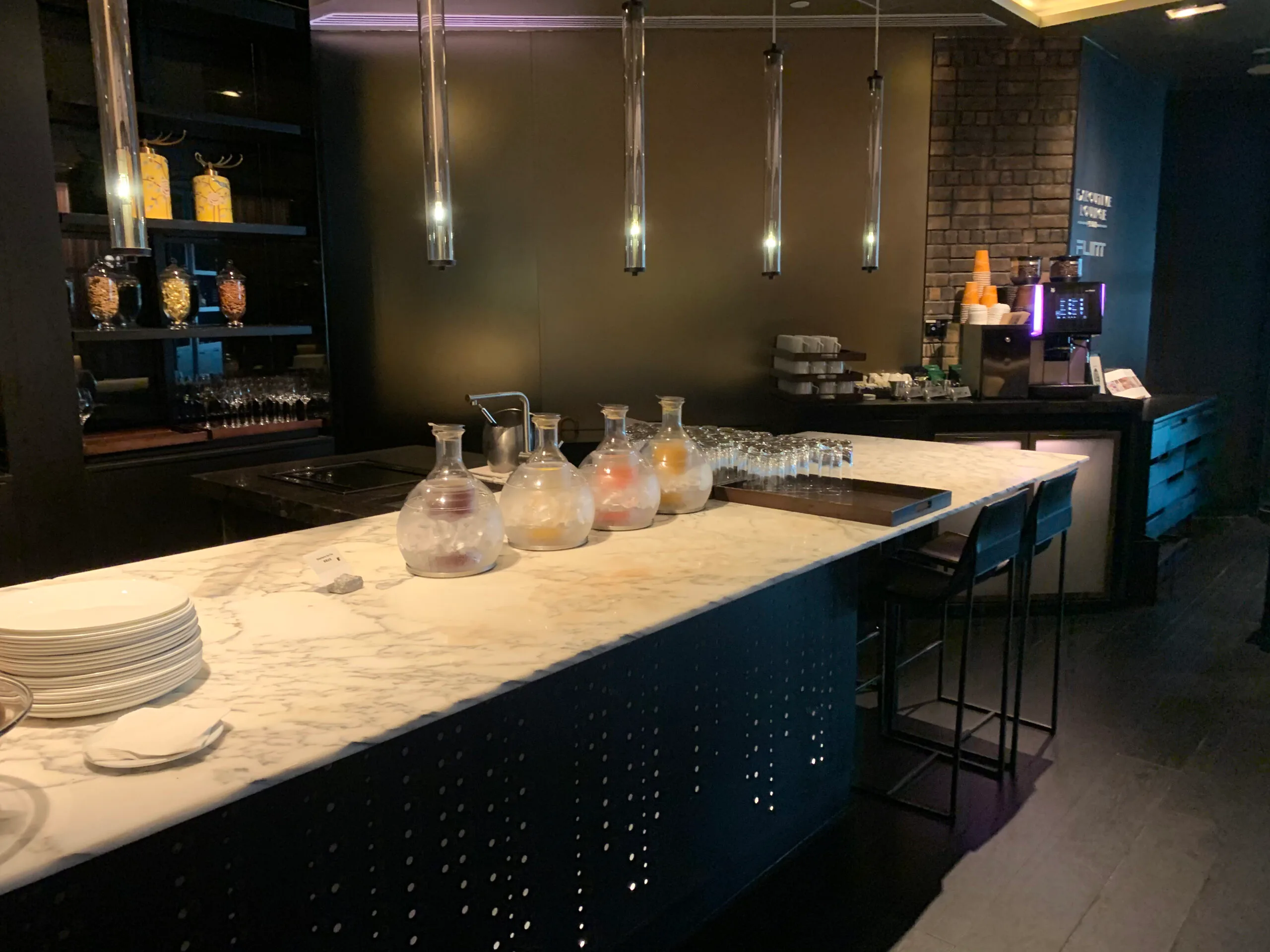Hotelbar mit Marmortresen und Glaskugeln