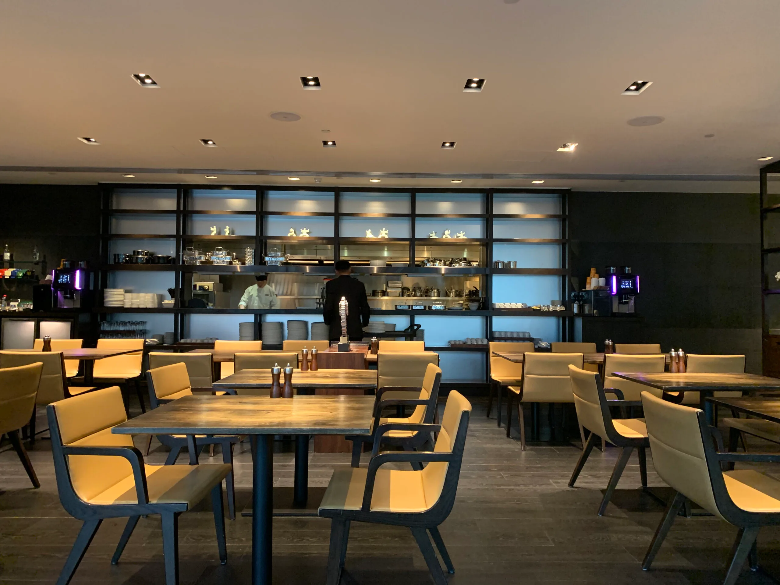 Restaurant im JW Marriott Hotel Hong Kong mit Tischen und Stühlen