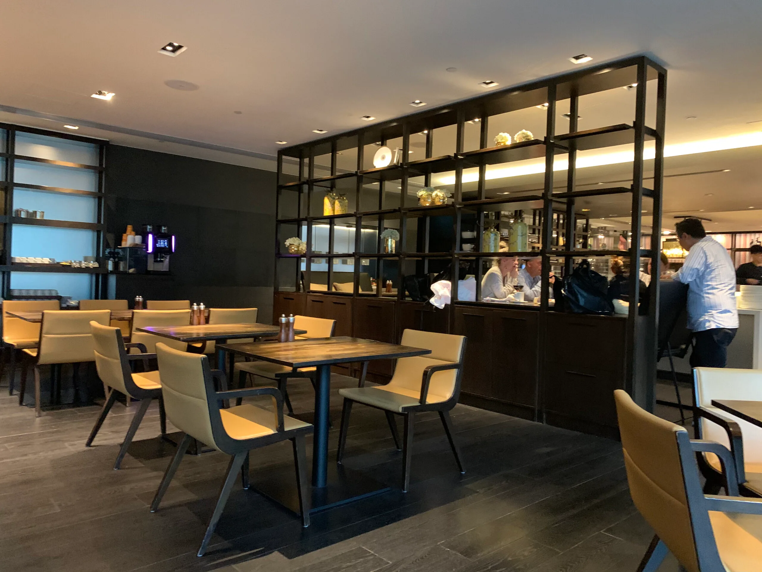 Hotelrestaurant mit Tischen und Stühlen im modernen Design