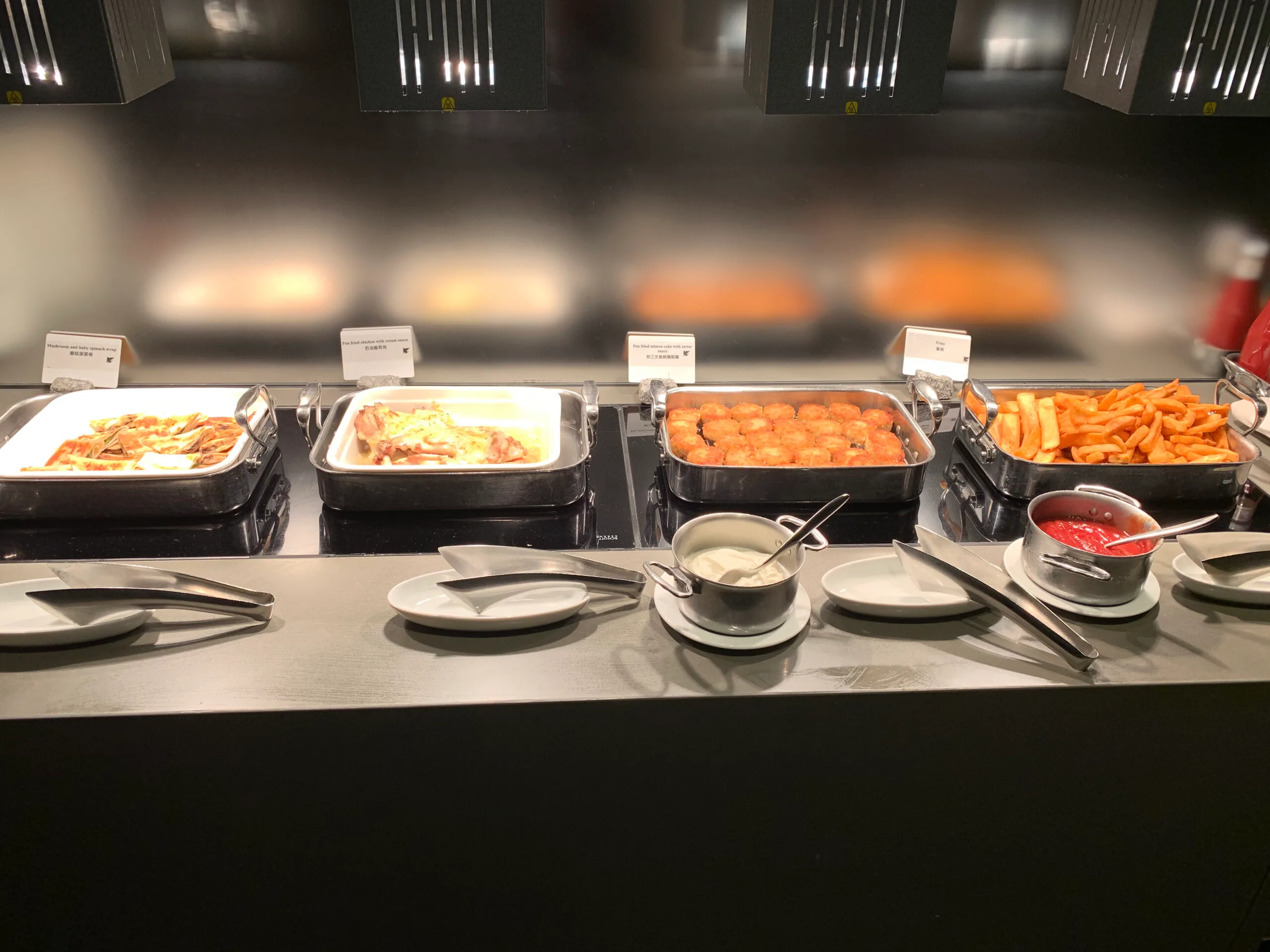 Hotelzubehör mit Handtuch, Zahnpasta und Flasche
