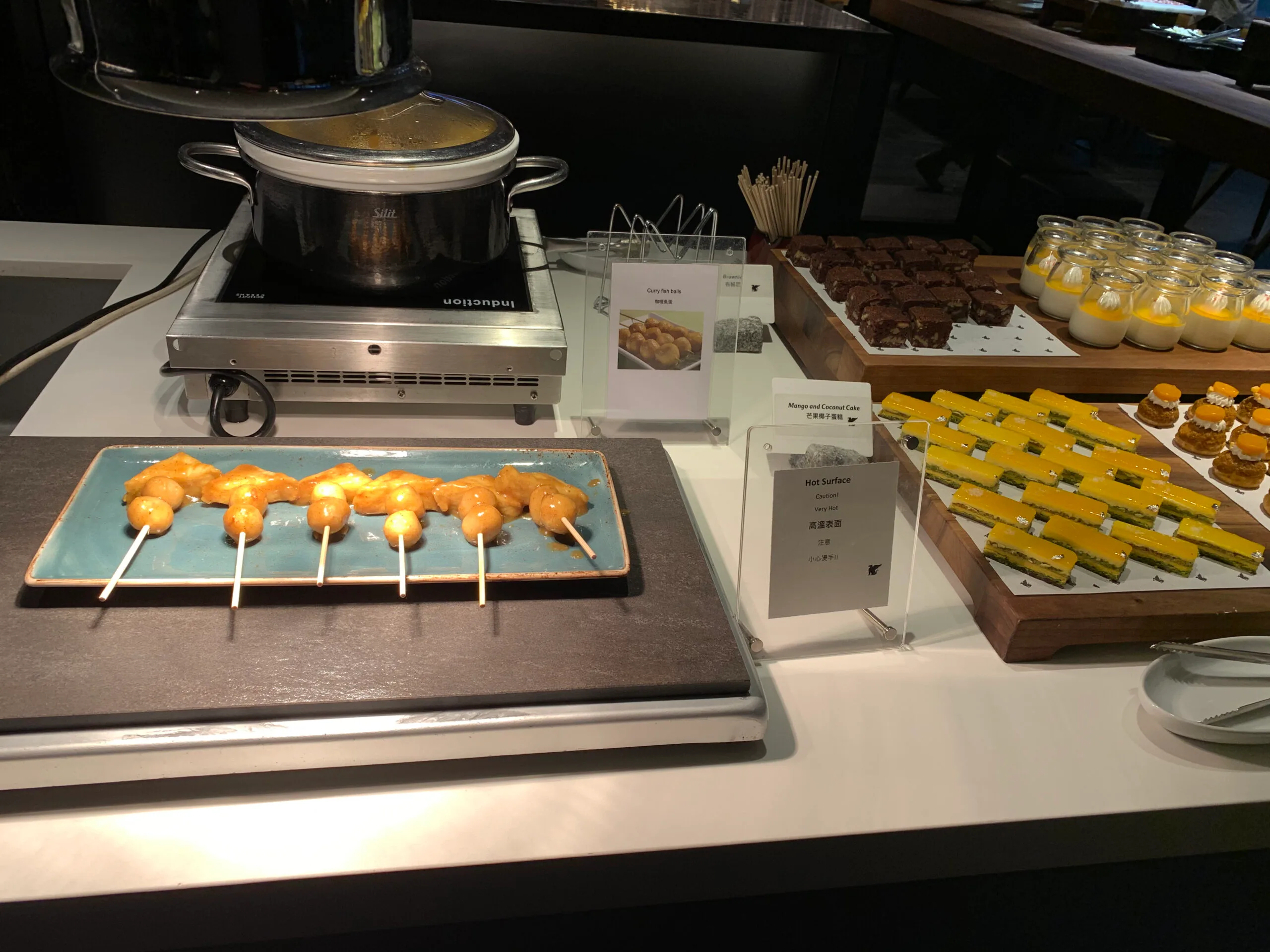 Buffet mit Karamellgebäck auf Stäbchen und anderen Süßigkeiten