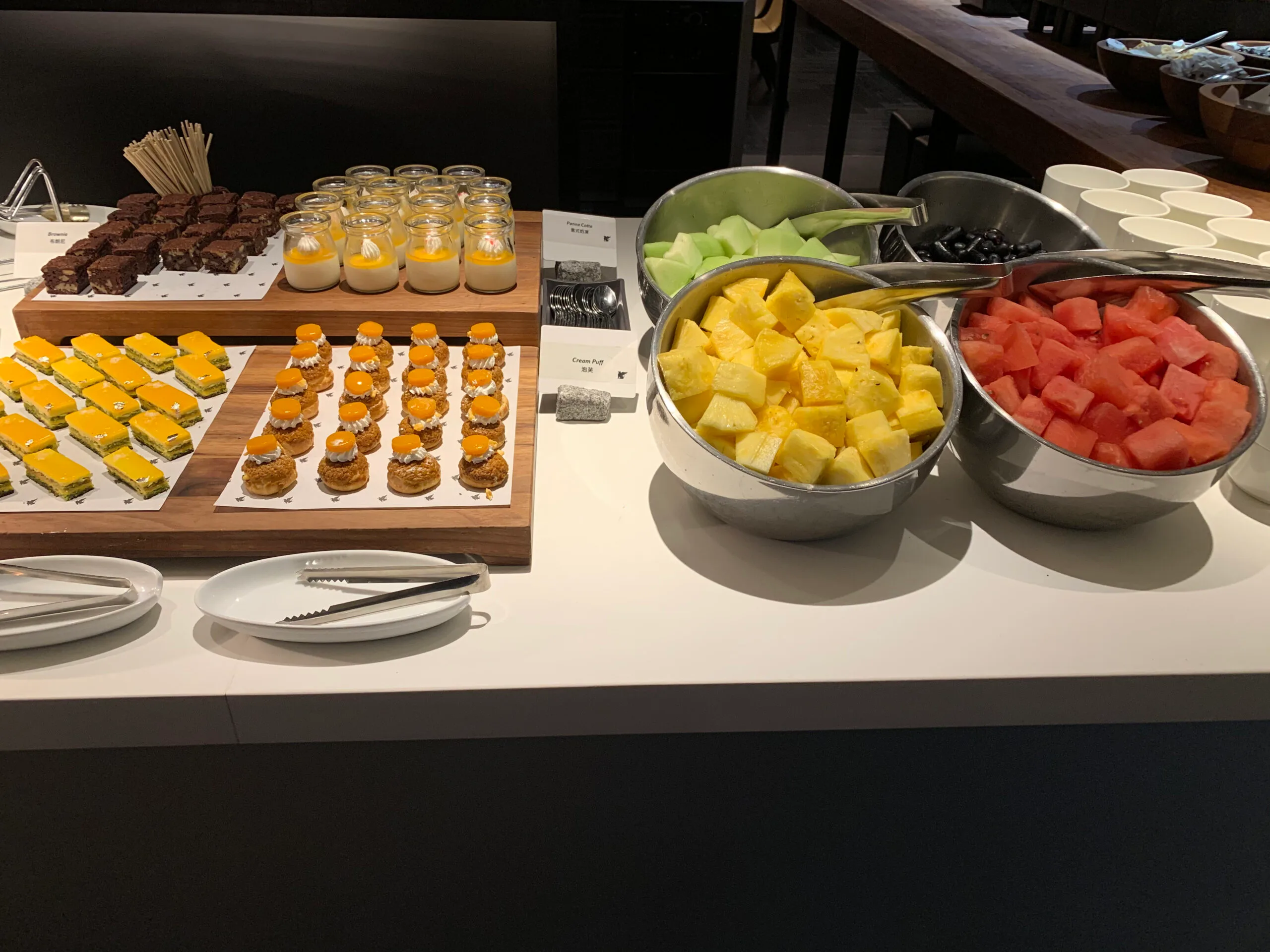 Frühstückbuffet mit Obst und Kuchen