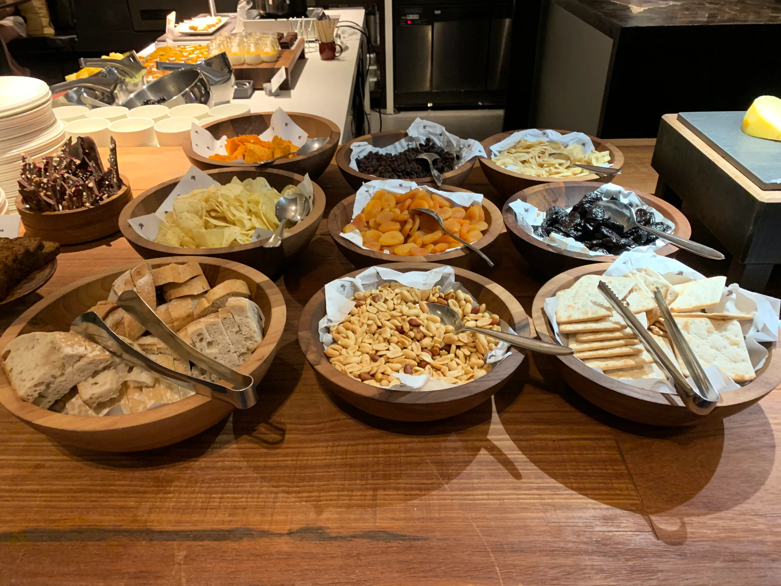 Frühstücksspeisenbuffet mit Brot, Nüssen, Trockenfrüchten und Käse