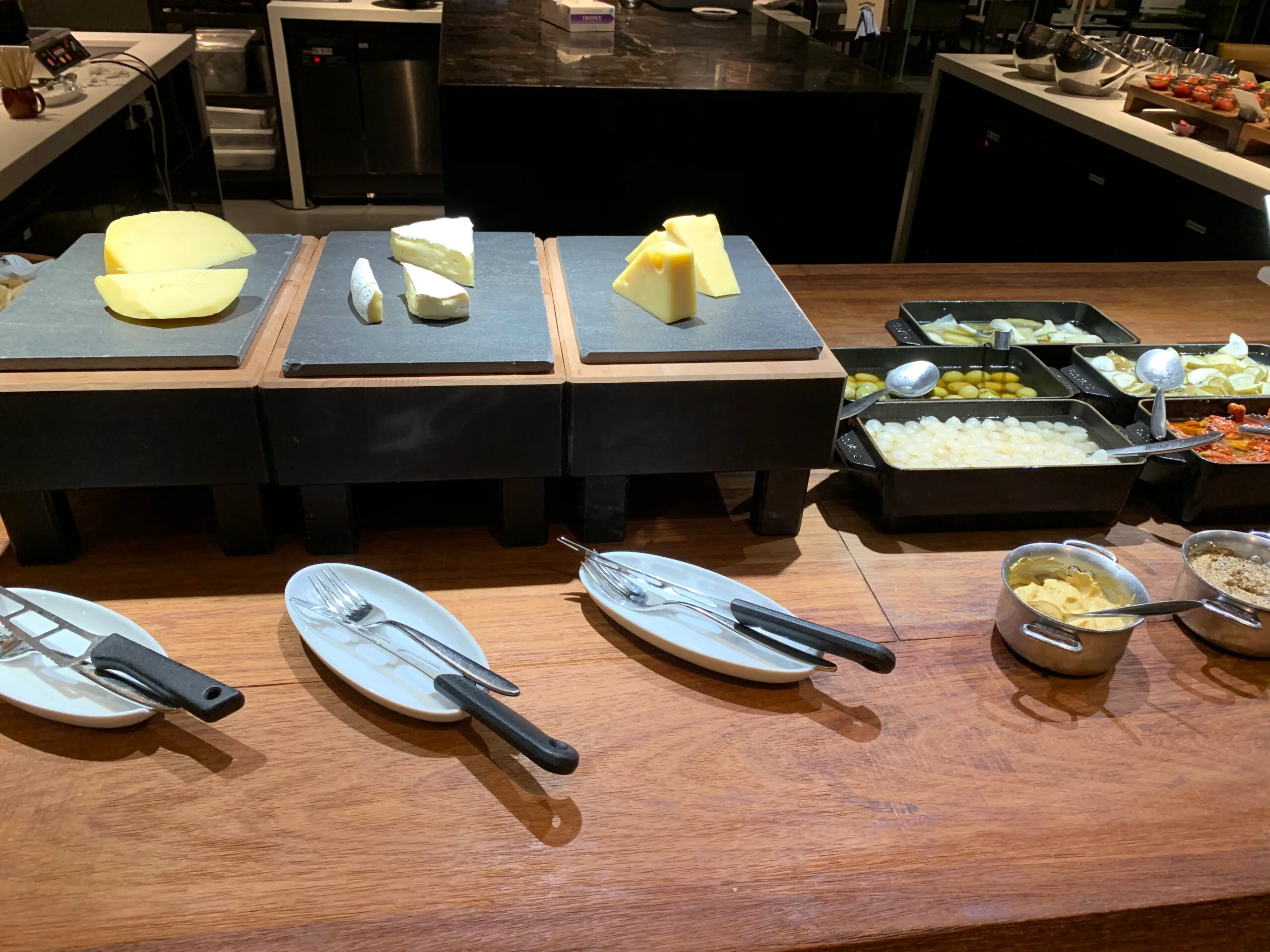 Käsebuffet mit verschiedenen Käsesorten auf Steinplatten