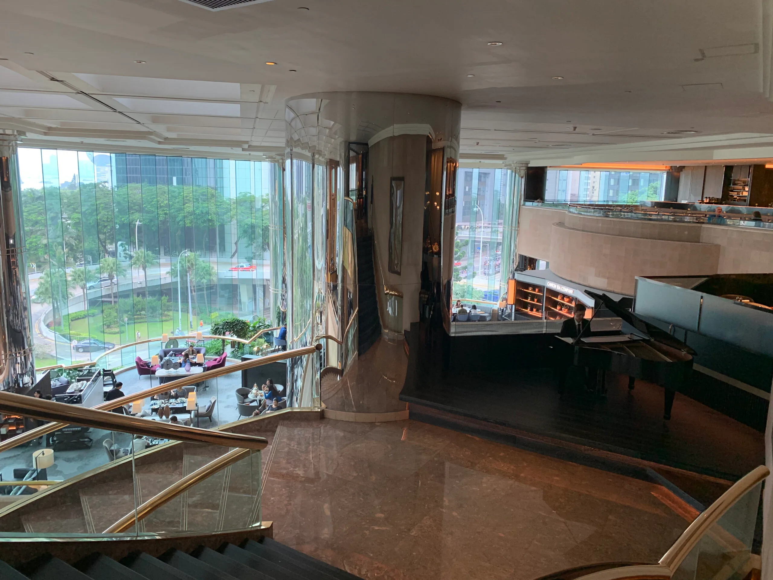 Hotelkühlschrank mit Mineralwasserflaschen und Glasbehältern auf Holzregal