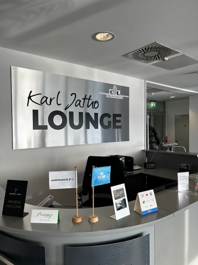 Rezeption des Karl-Jatho Lounges mit Schildern und Flaggen