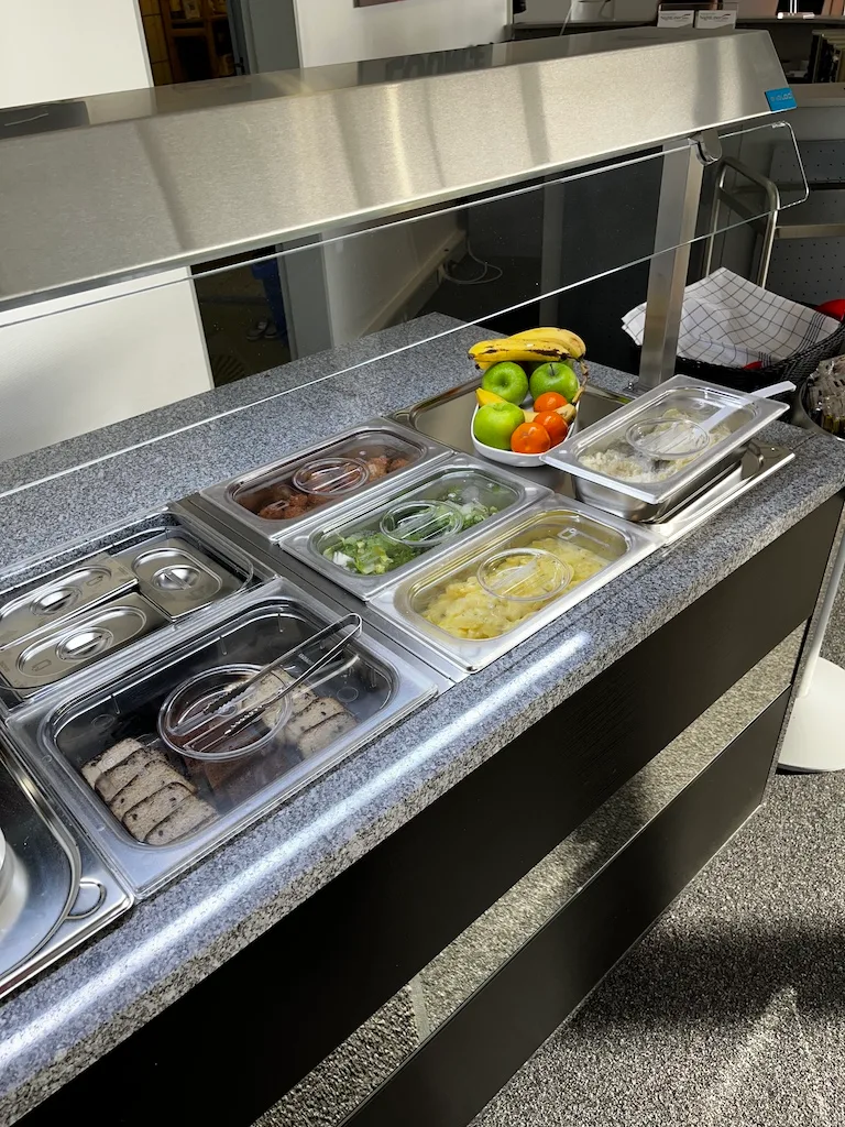 Frühstücksbuffet mit Obst und verschiedenen Beilagen