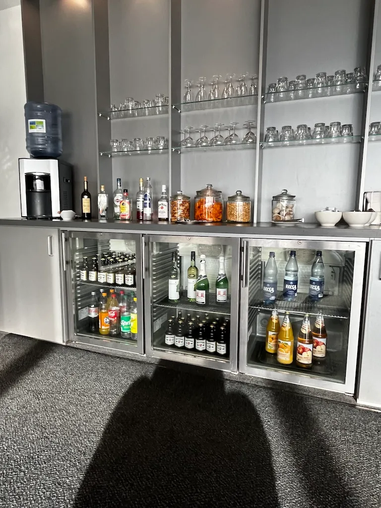 Bar mit Getränken und Gläsern im Flughafensalon