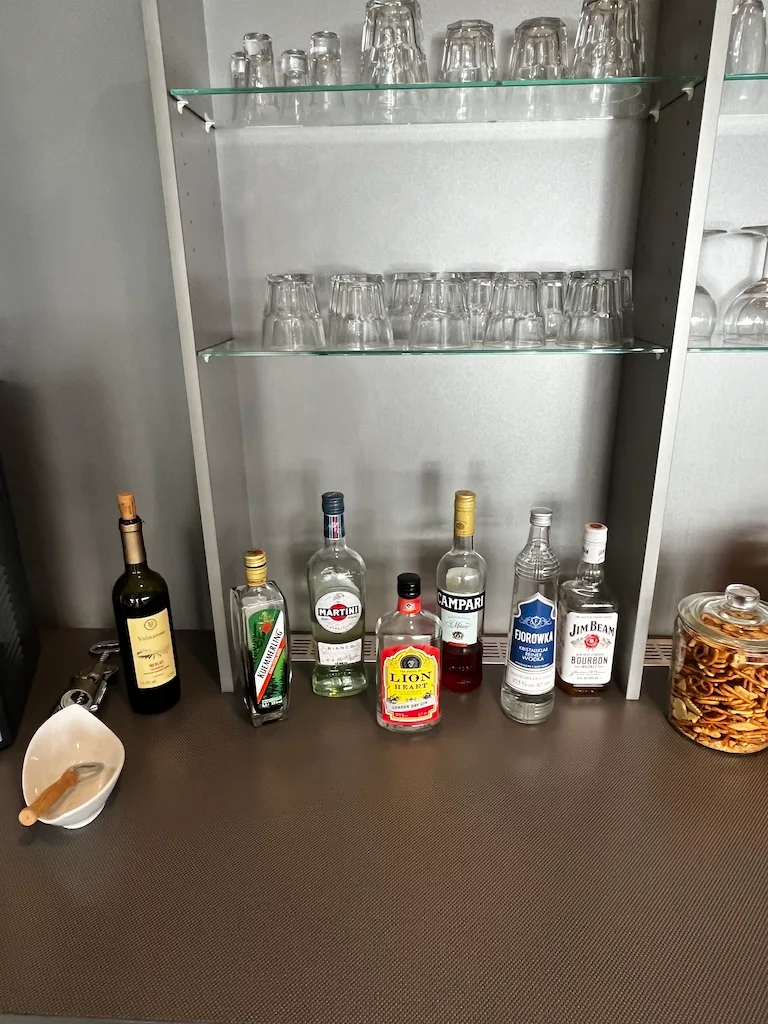 Bar mit Flaschen und Gläsern auf Regal