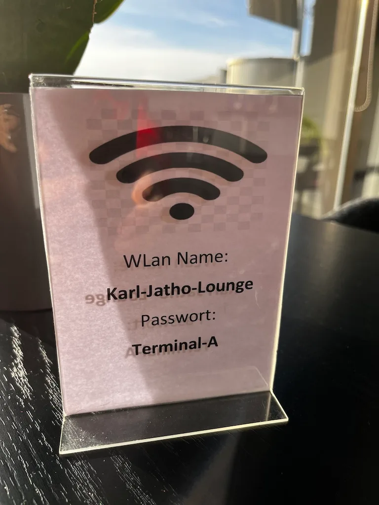 WLAN-Zugangsschild mit Name und Passwort für den Karl-Jatho-Lounge