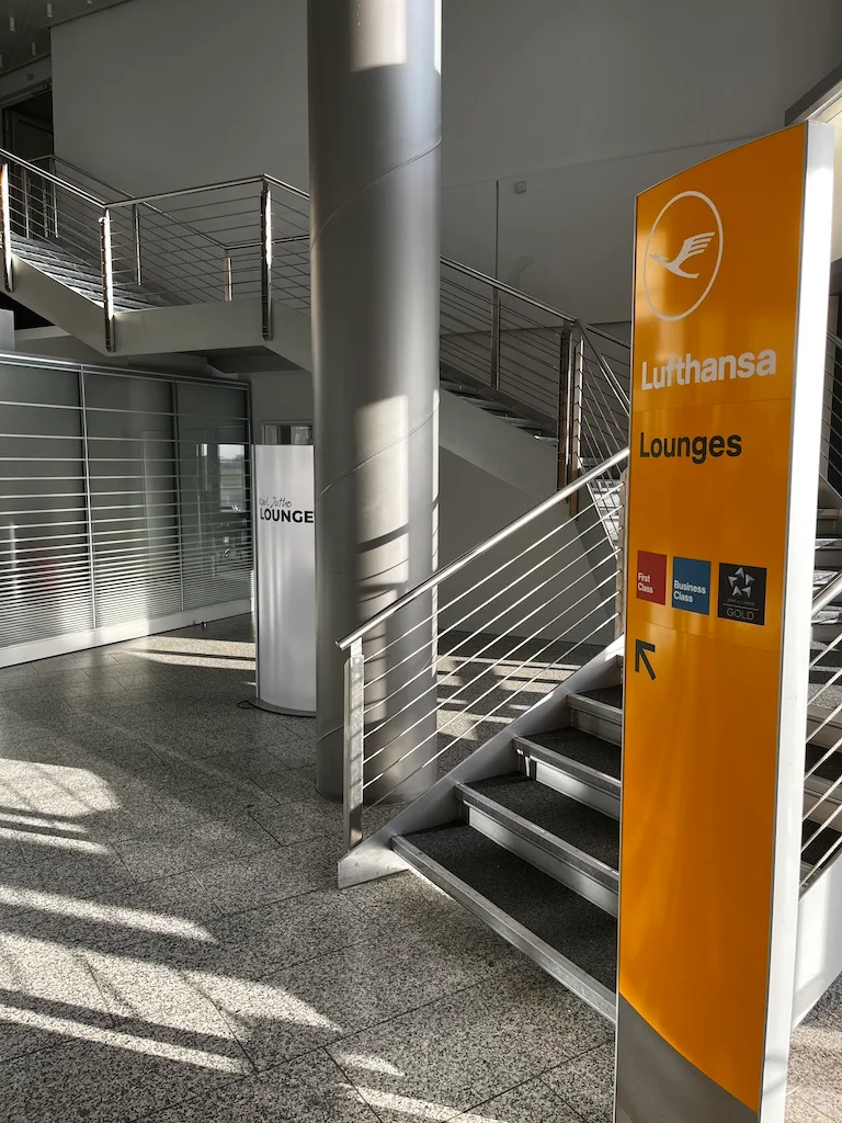 Lufthansa Lounges-Schild mit Treppen und Säulen im Flughafen