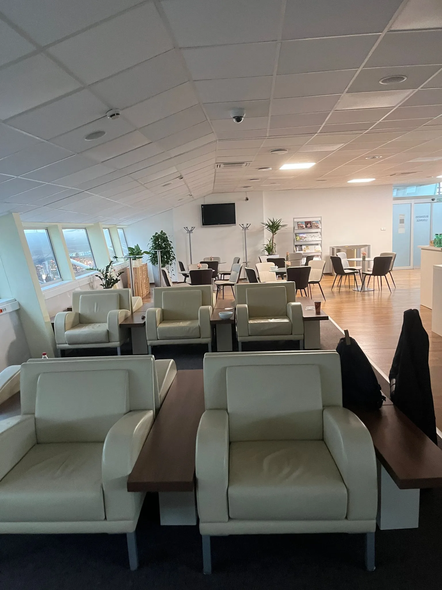 Business Lounge mit Sesseln und Tischen