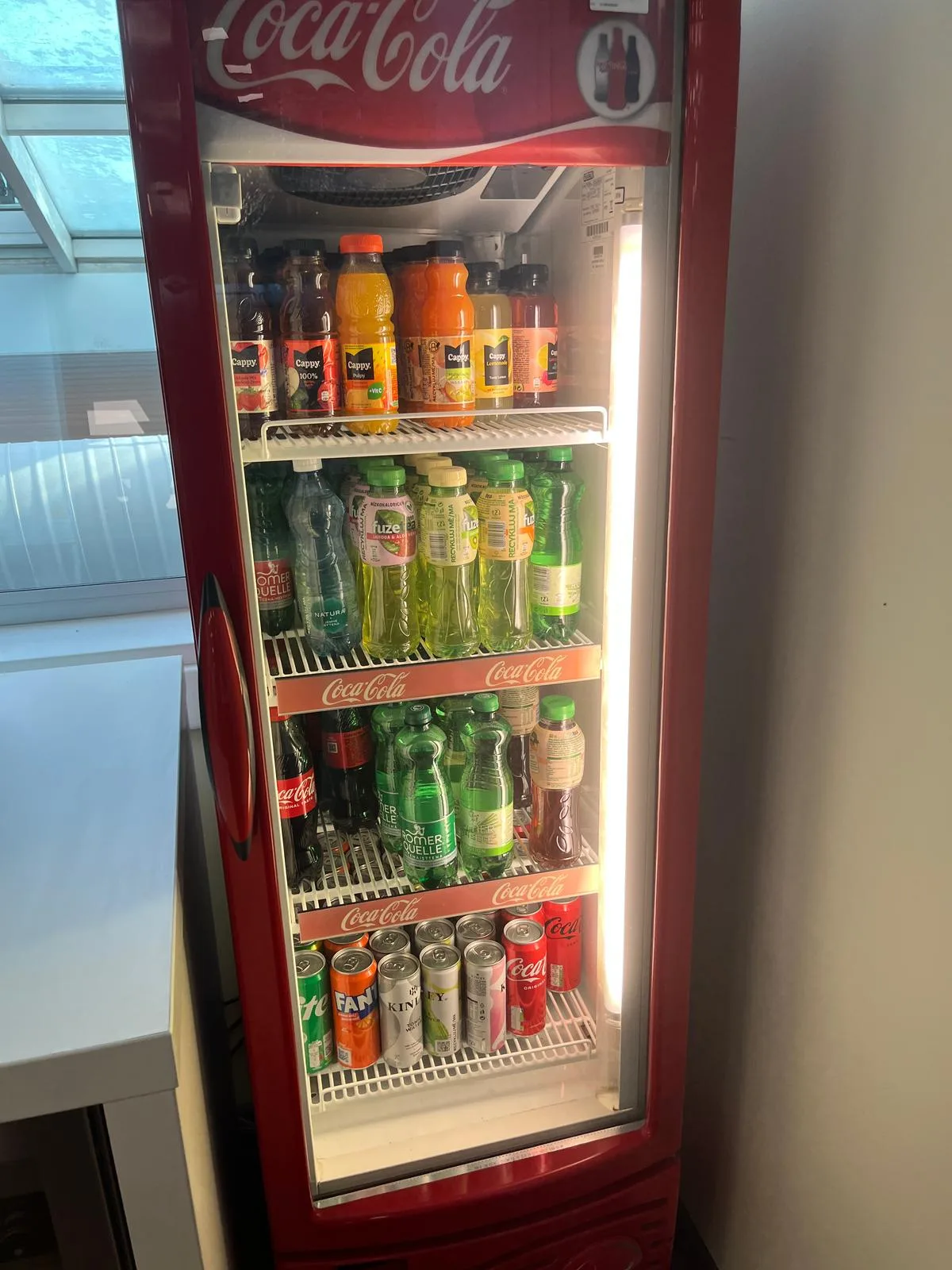 Getränkekühlschrank mit verschiedenen Getränken