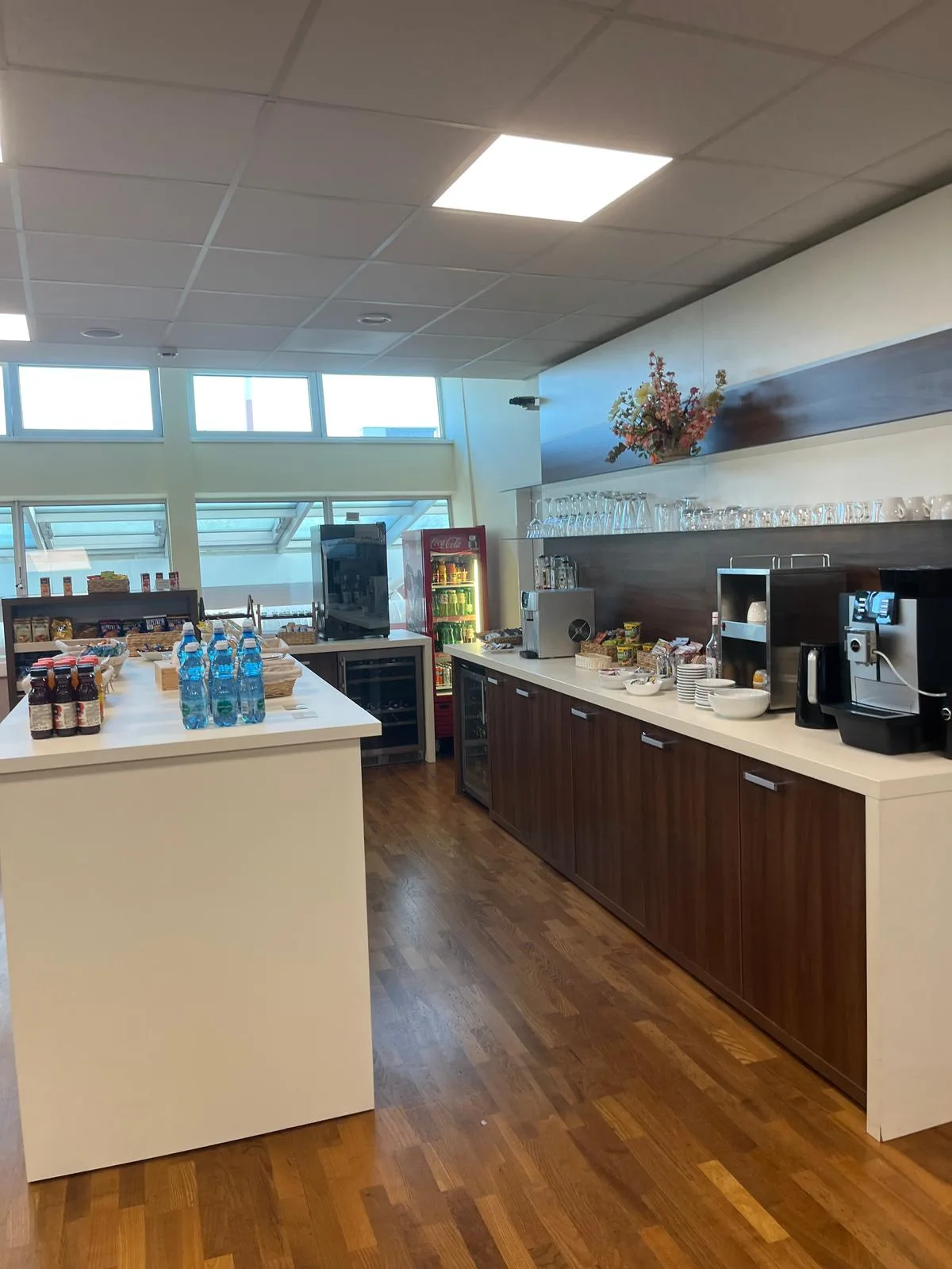Business Lounge mit Kaffeevollautomaten und Getränkeautomat