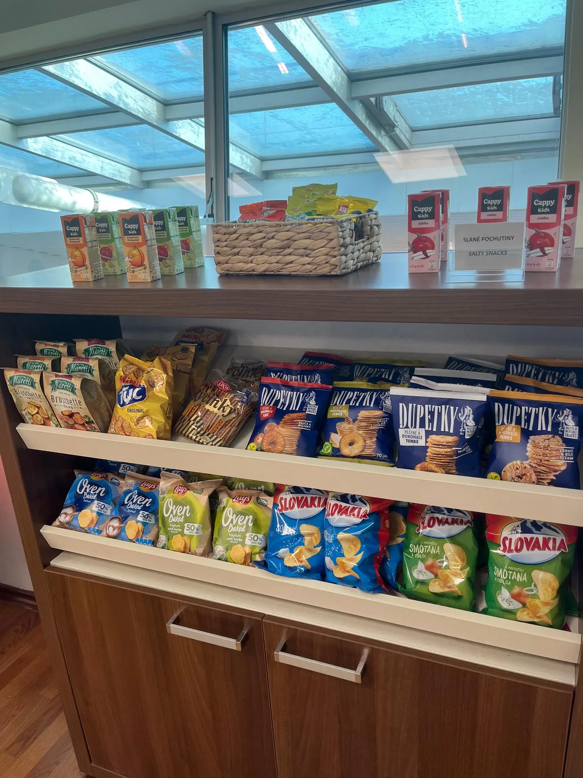 Regal mit Salzsnacks und Getränken im Flughafenlounge