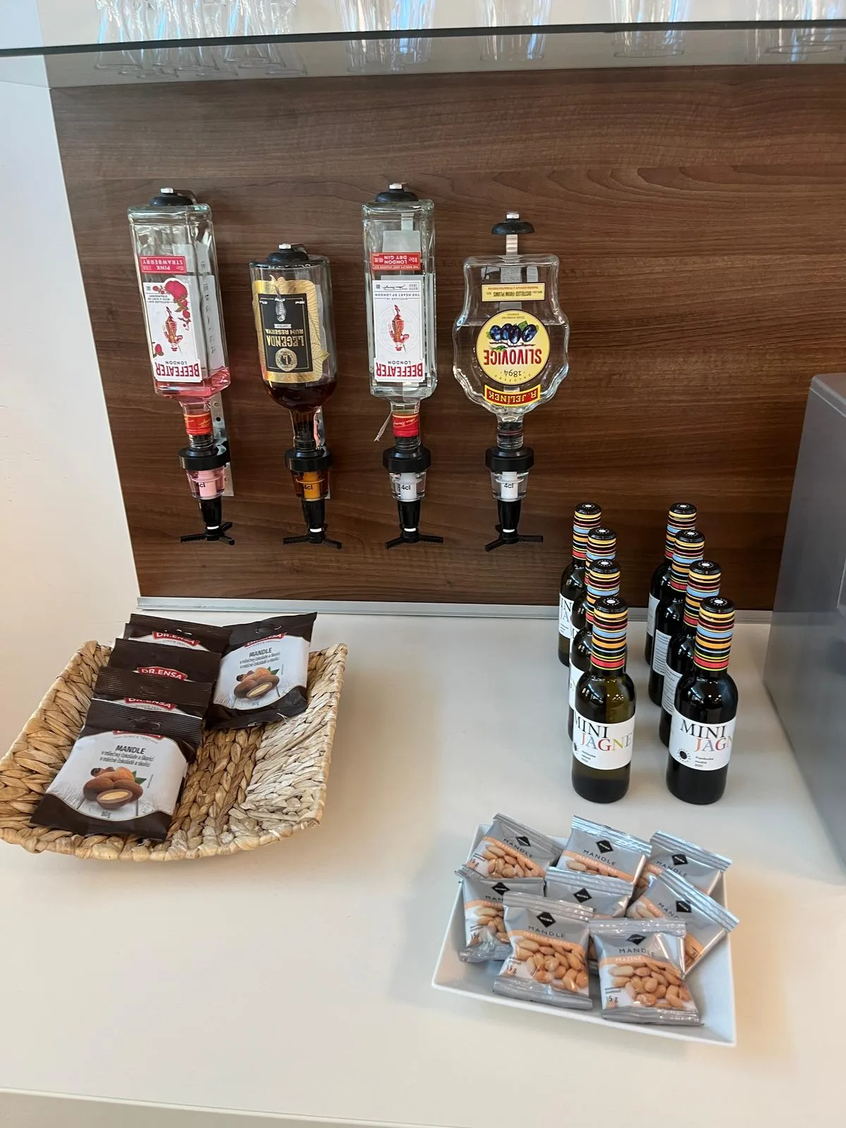 Business-Lounge mit Getränkeautomaten und Snacks