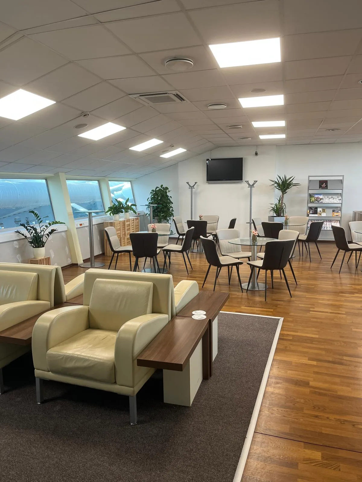 Business Lounge mit Sesseln und Tischen