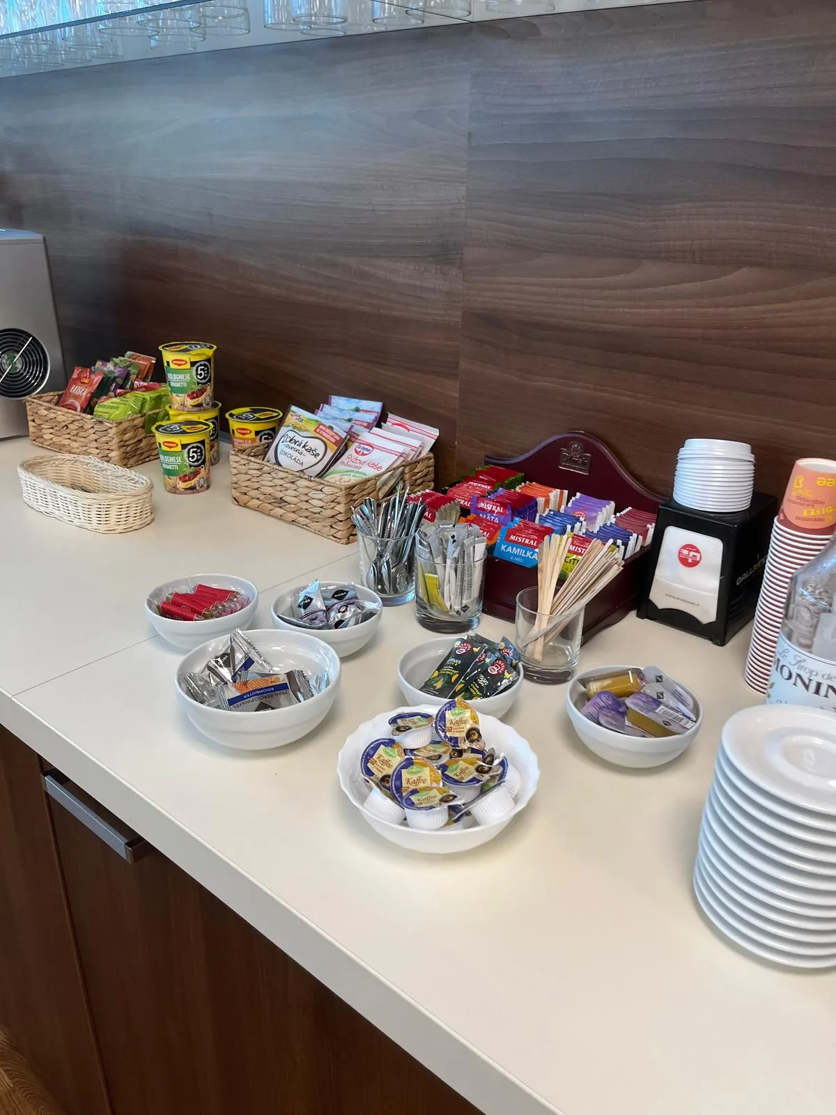 Business-Lounge-Tisch mit Snacks und Getränken