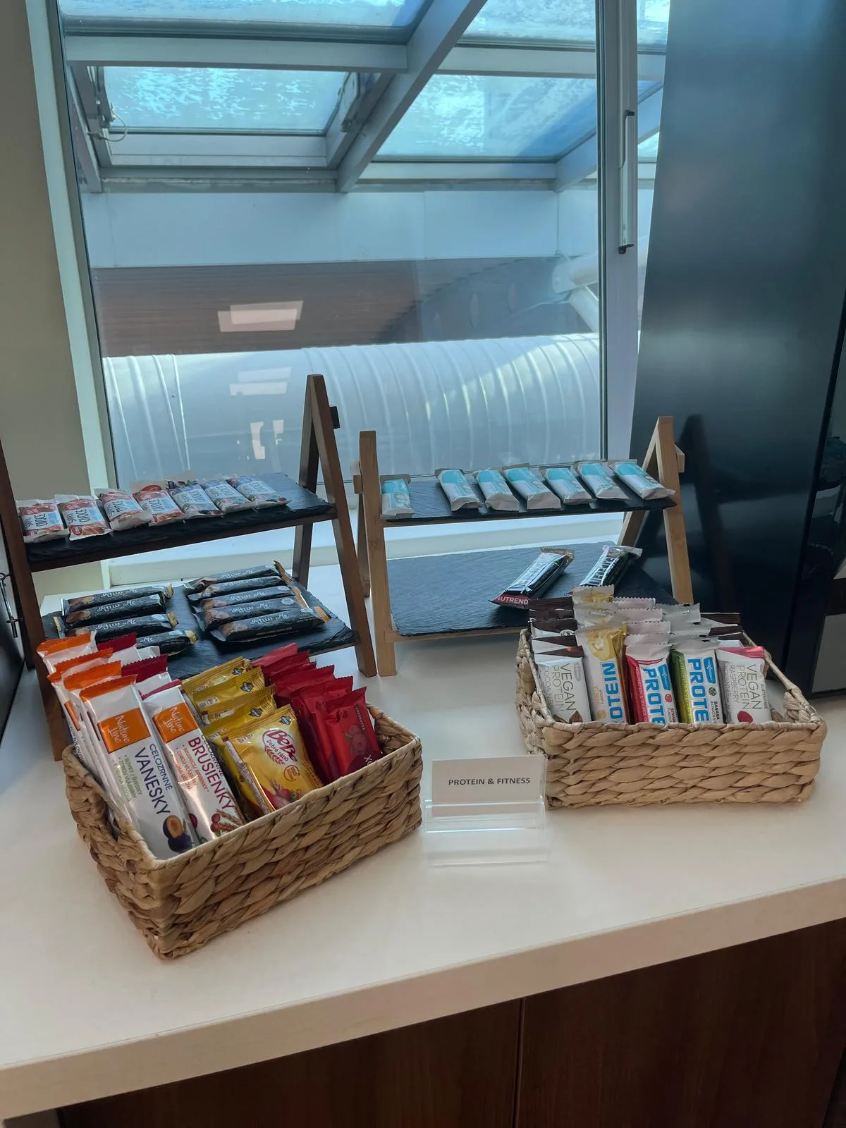 Business Lounge Snacks auf Regalen und in Körben