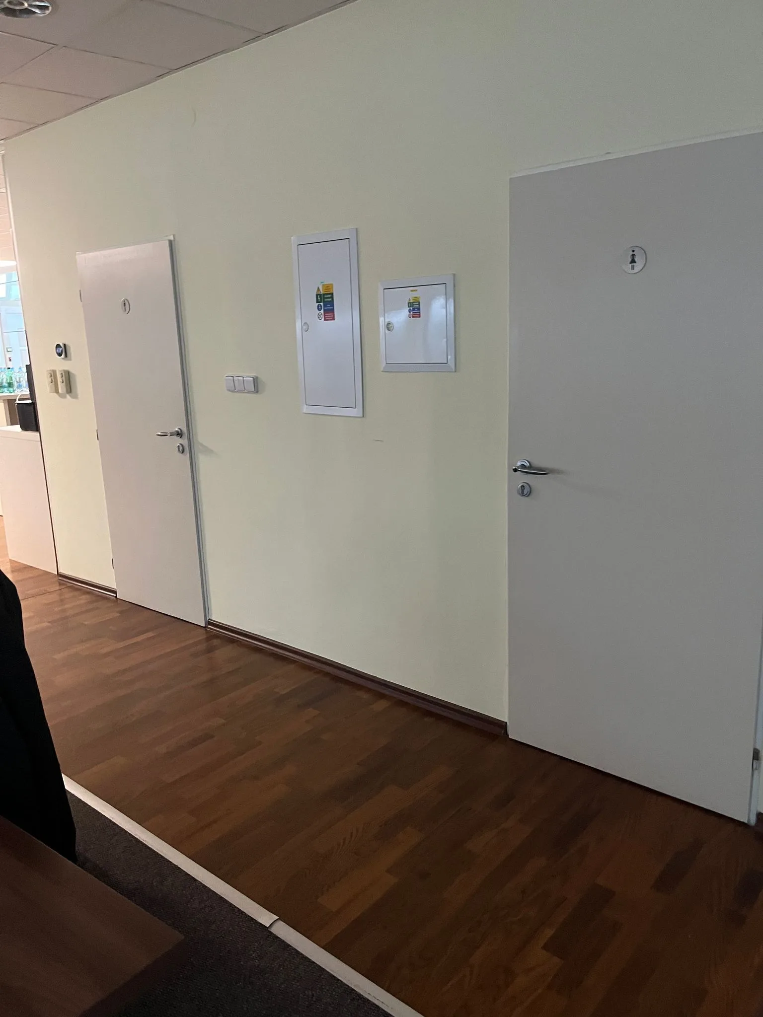 Gang mit Türen und Notausgangsschildern in einem Flughafen-Business-Lounge