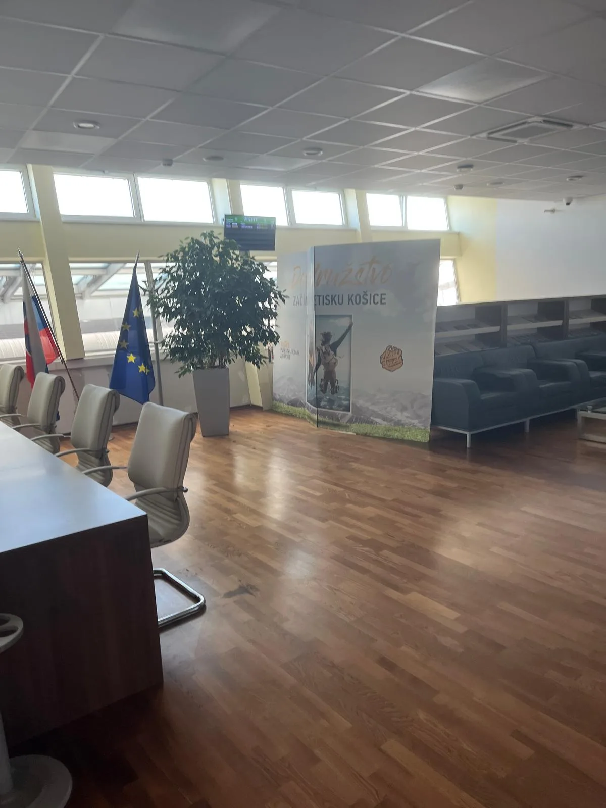 Business Lounge im Flughafen mit Sitzmöbeln und EU-Fahne