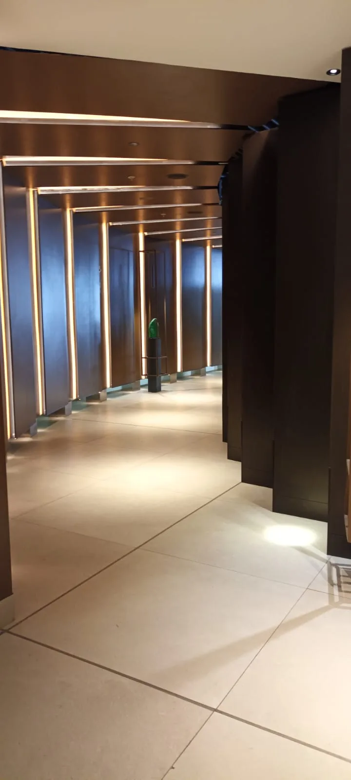 Gang zur LATAM Lounge im Terminal 2