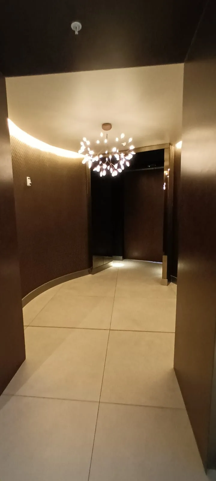 Lounge-Eingangsbereich mit moderner Beleuchtung und Säulen