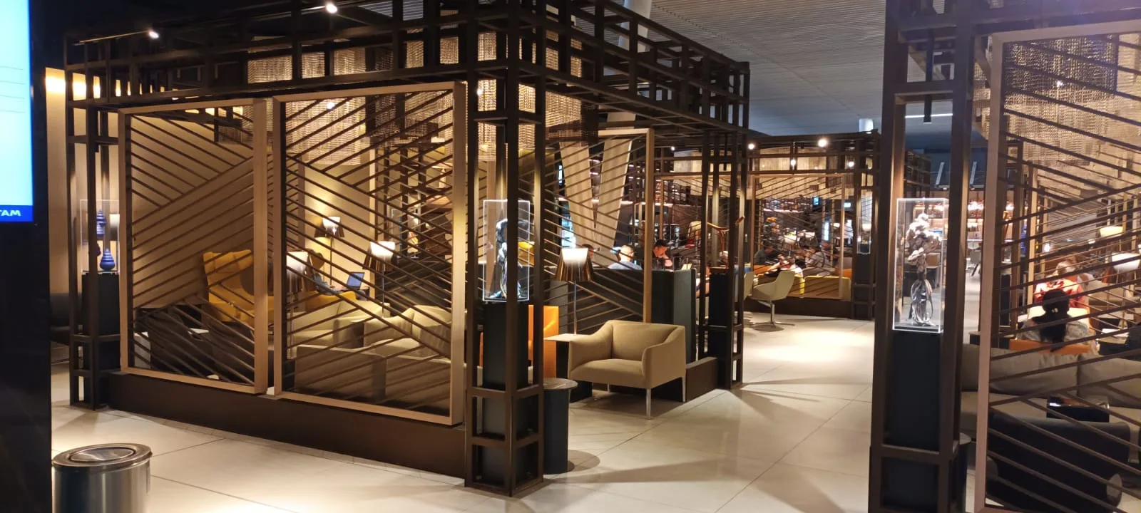 Lounge mit Sitzgelegenheiten und Holzgestaltung