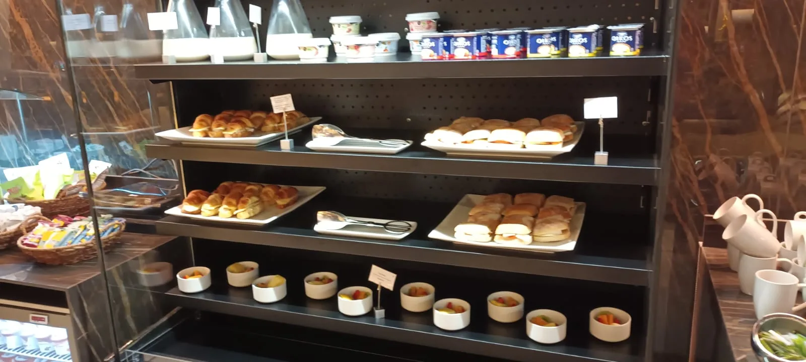 Buffet mit verschiedenen Snacks und Belegungen auf Schalen und Tellern