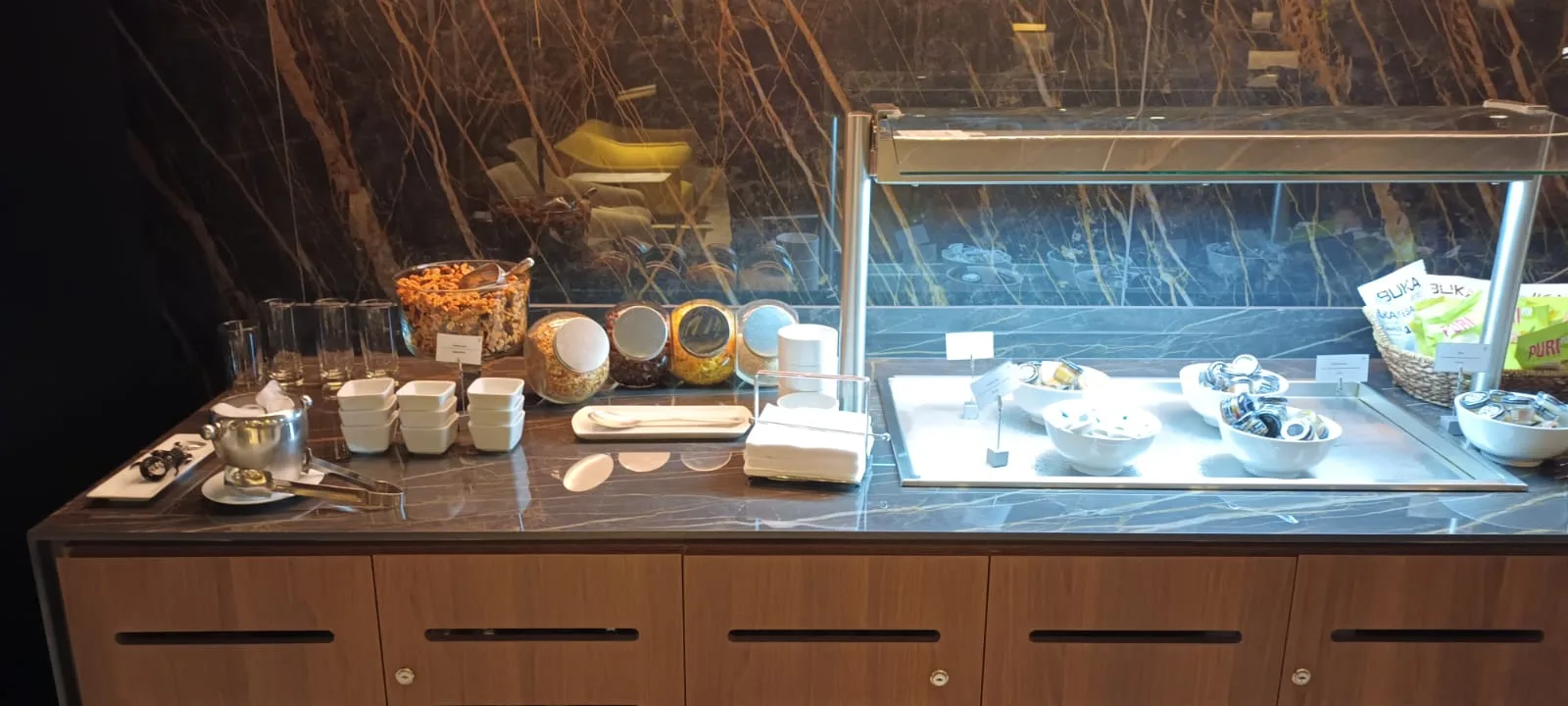 Buffet mit verschiedenen Geschirr und Snacks auf einem Marmorregal