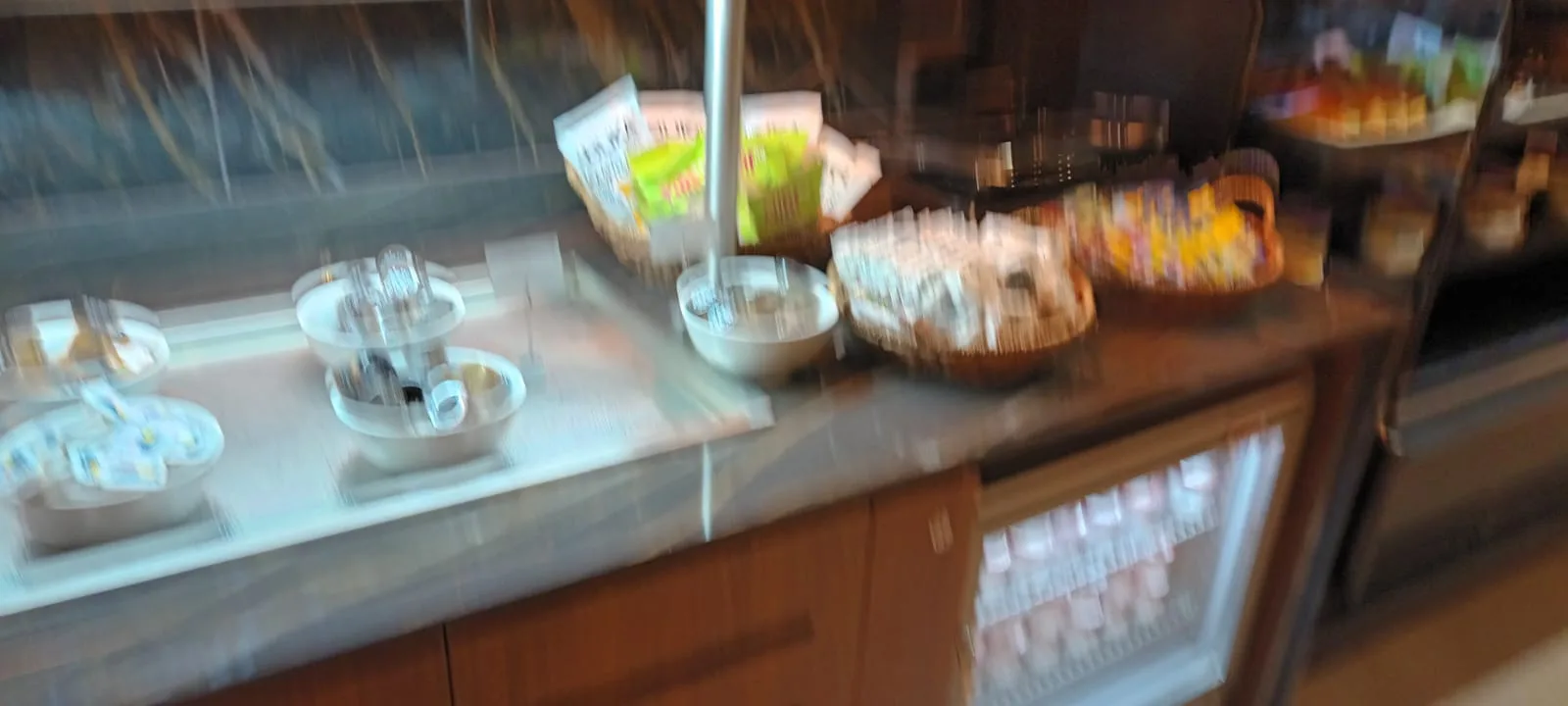 Buffet mit Getränken und Snacks im Flughafenlounge