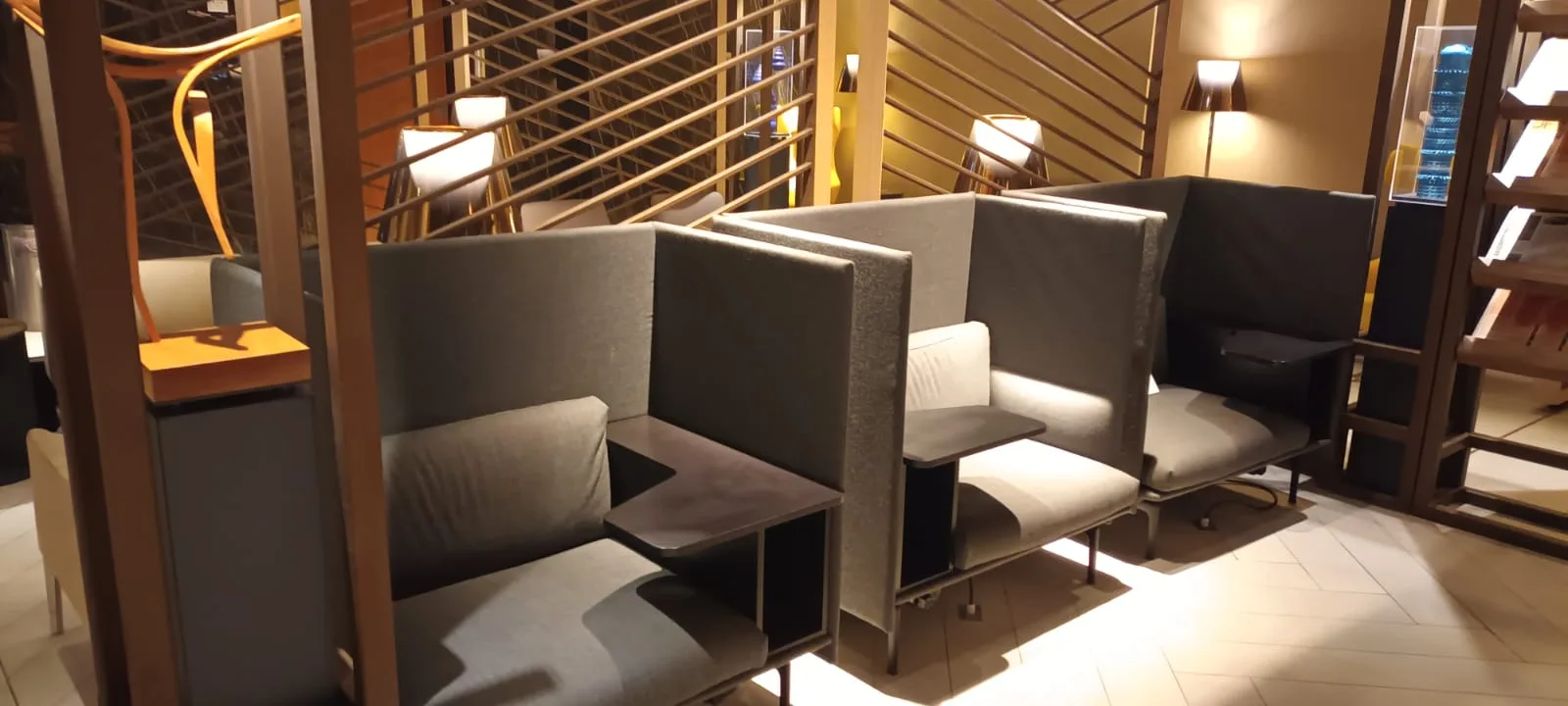 Lounge mit Sitzgelegenheiten und Tischen