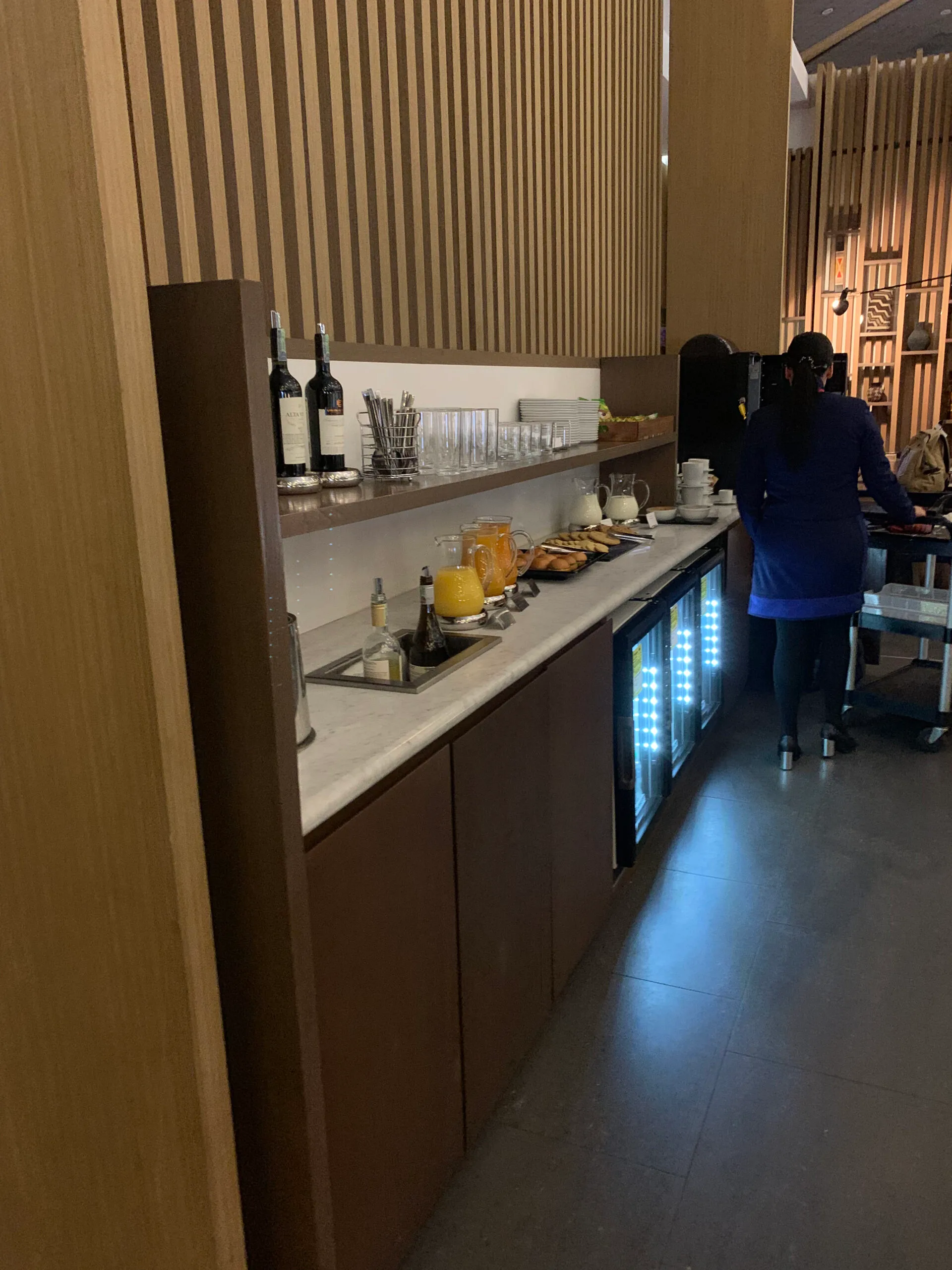 VIP-Lounge mit Holzwänden und Sitzmöbeln