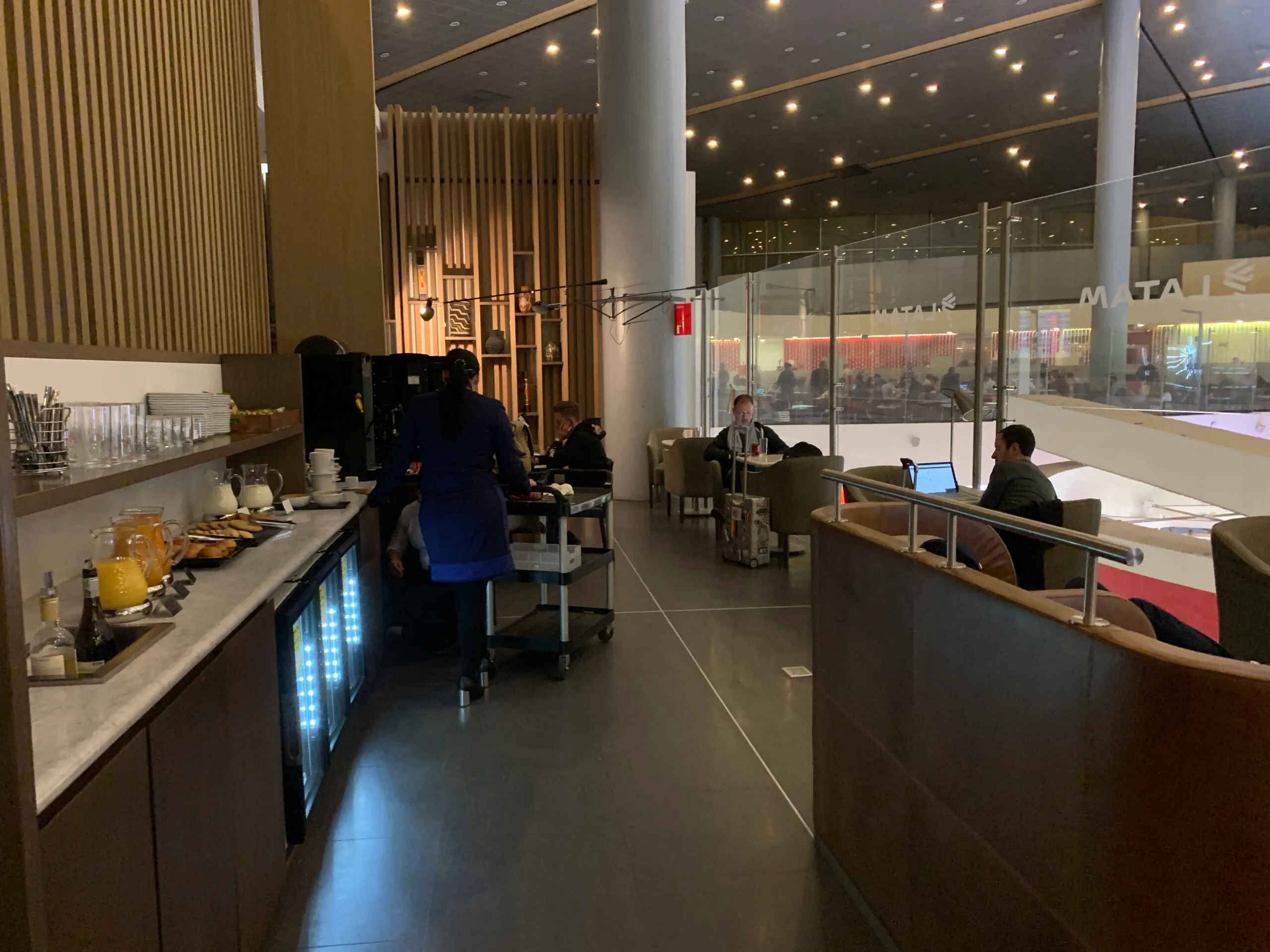 VIP-Lounge-Sitzplatz mit Couch und Tisch