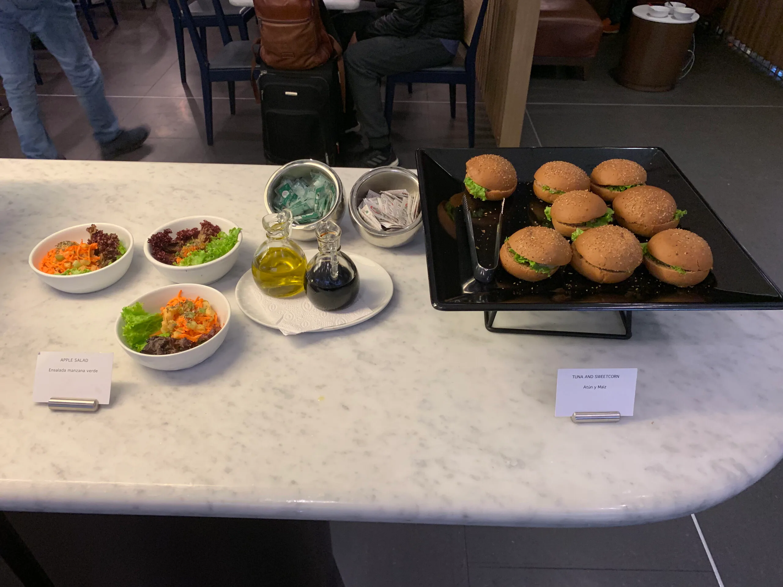 Buffet mit Obst, Nüssen und Süßigkeiten im VIP-Lounge