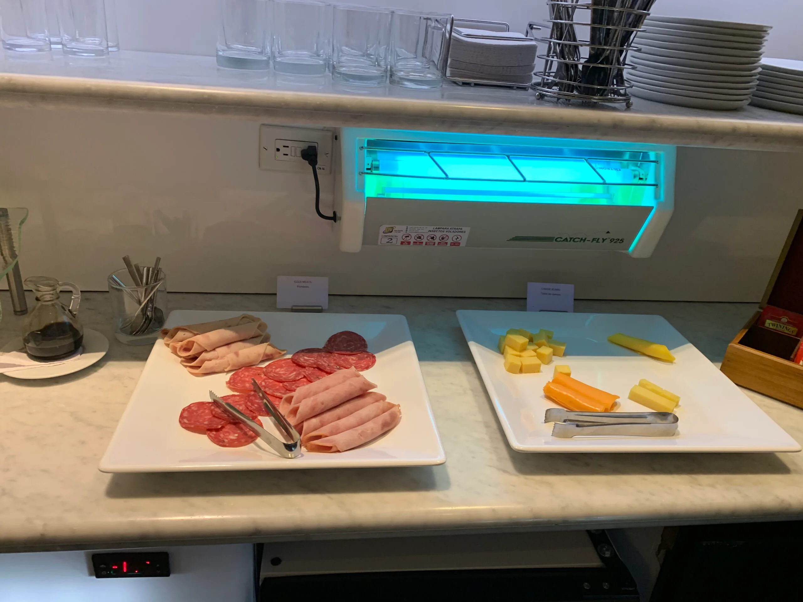 VIP-Lounge mit Selbstbedienungsstationen und Stühlen