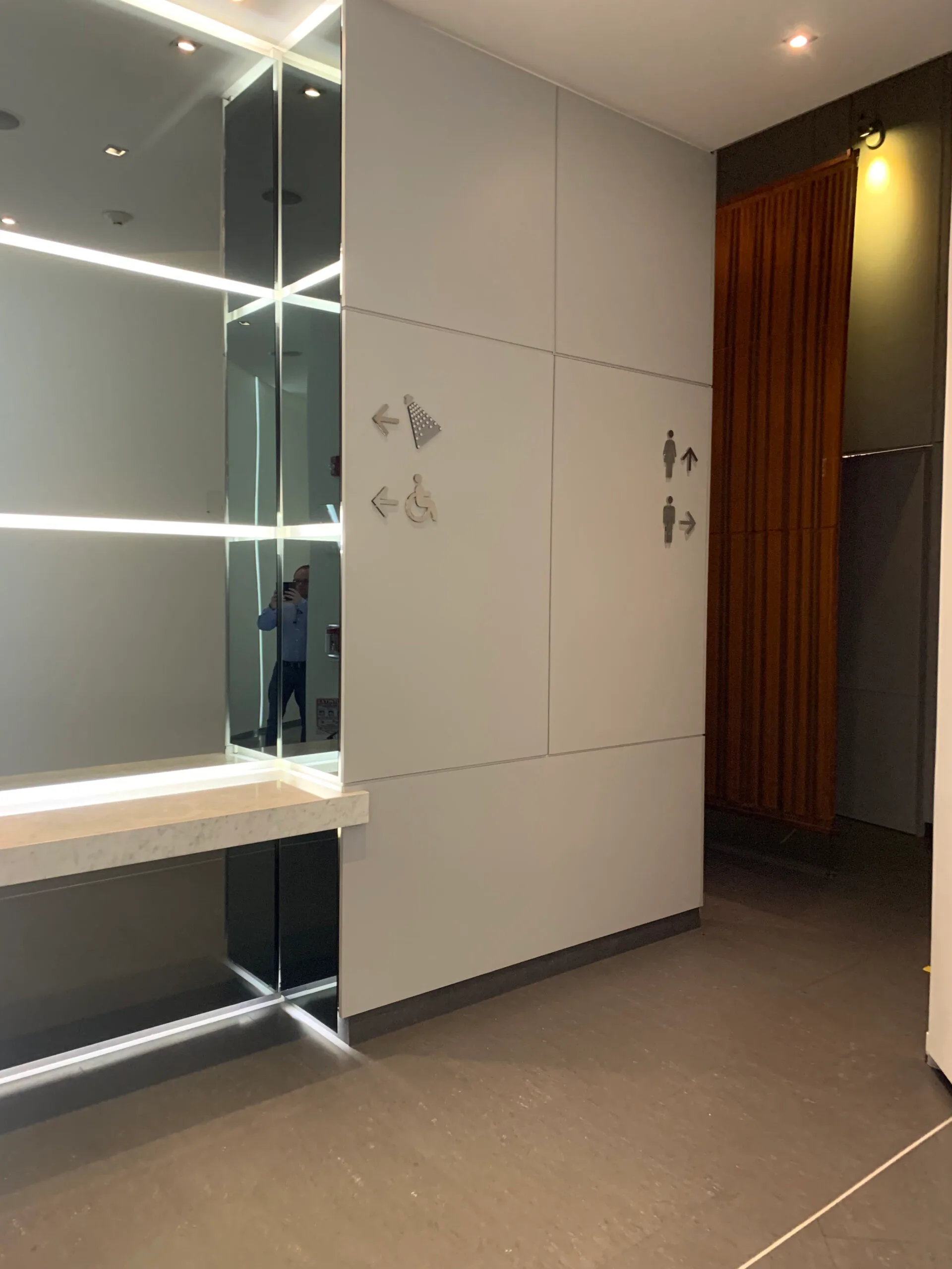 VIP-Lounge mit Sesseln und Bar im Flughafen