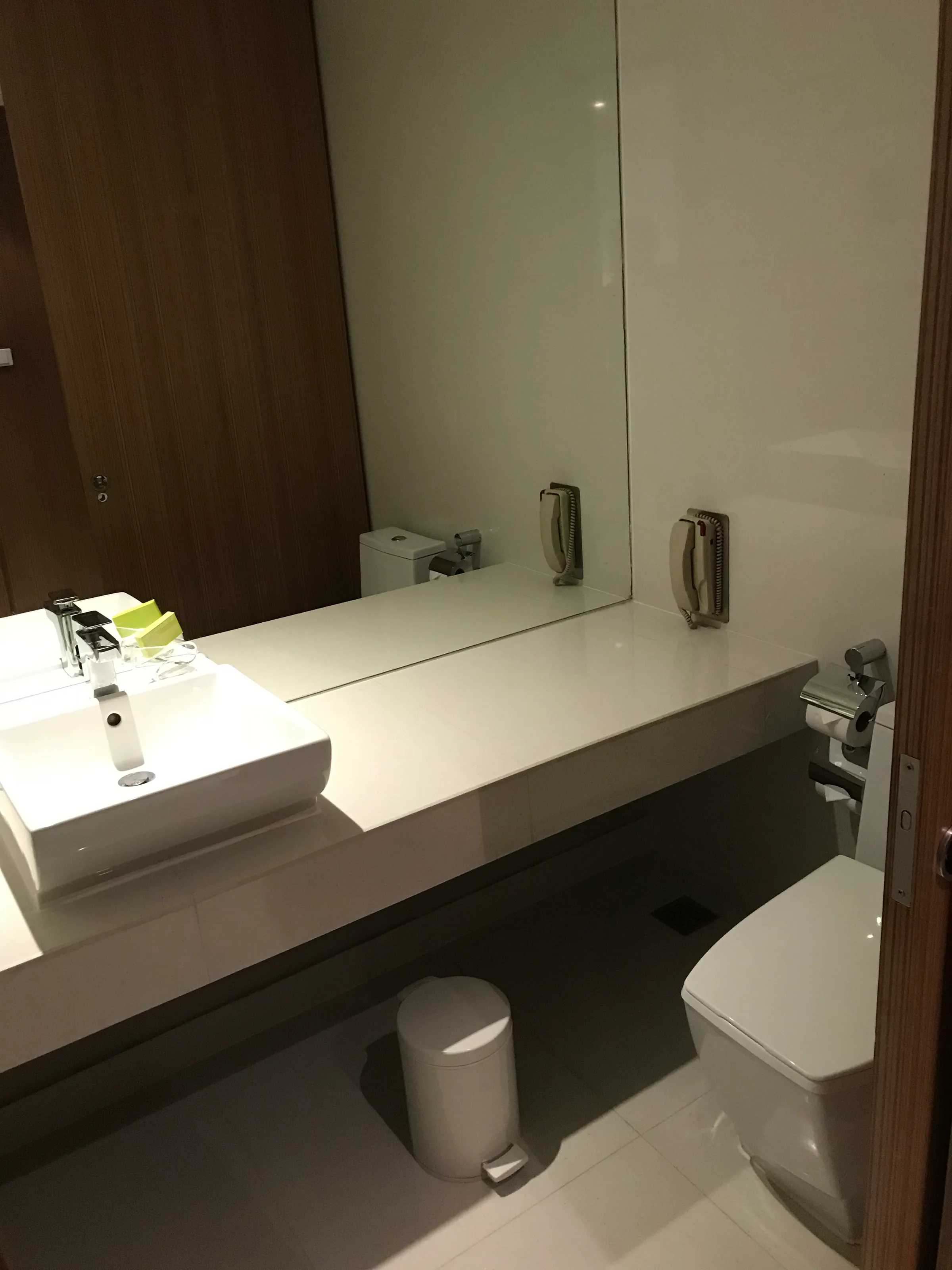 Moderne Badezimmeranlage mit Waschbecken und Spiegel