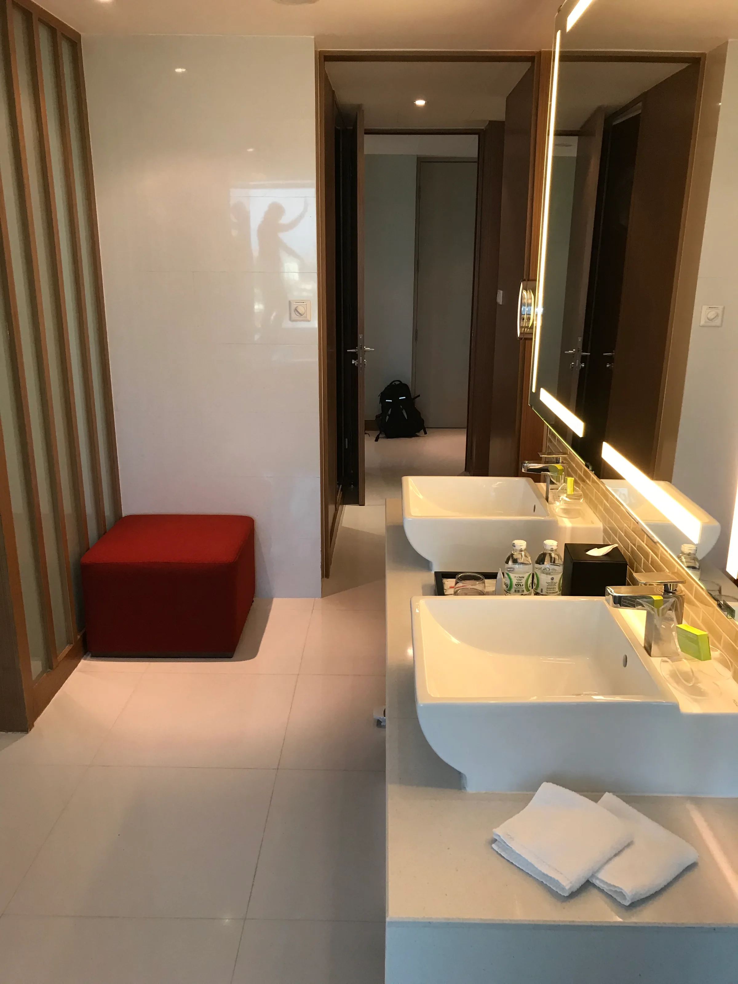 Moderne Badezimmer mit Doppelwaschtisch und Sitzbank