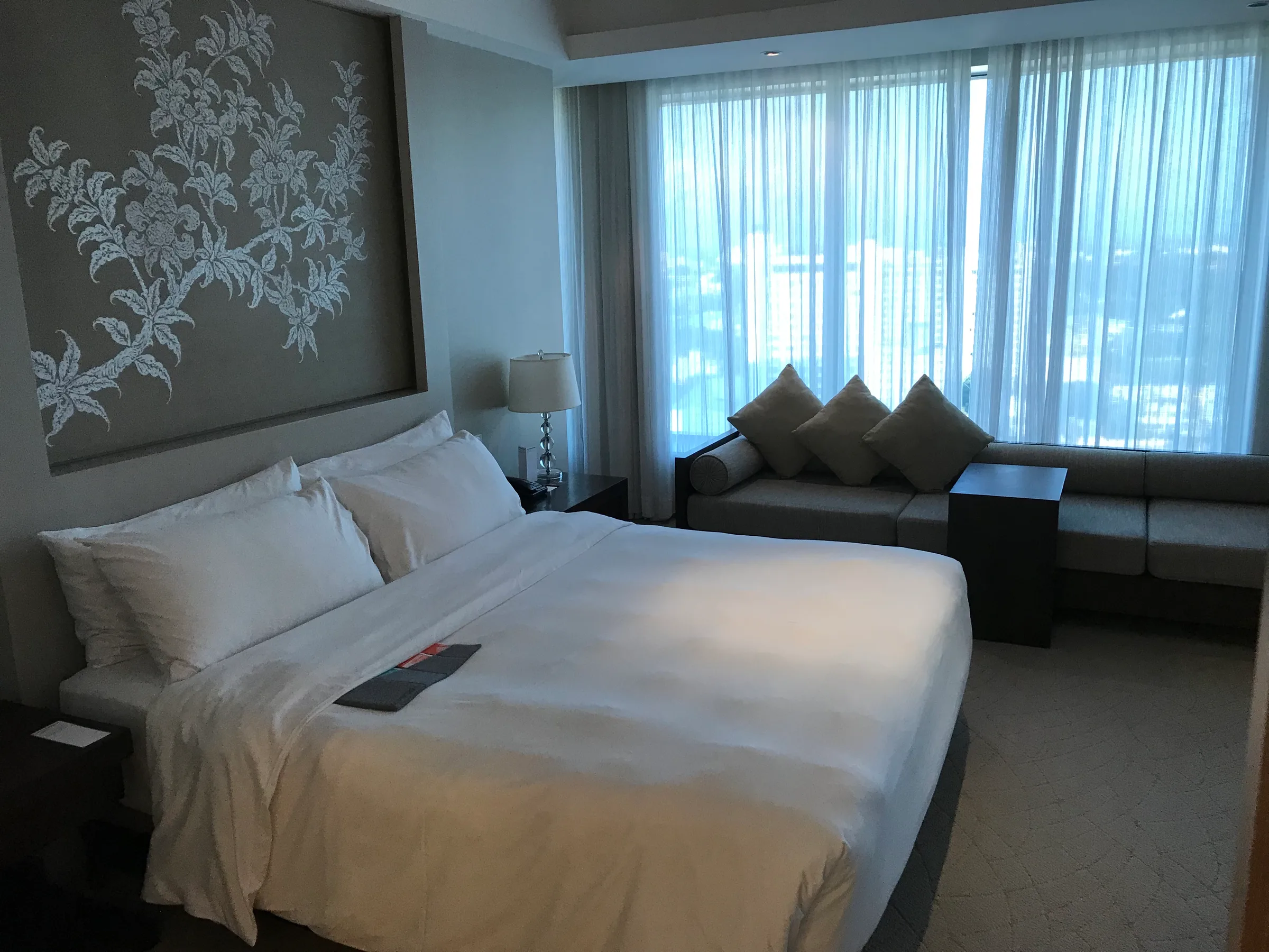 Hotelzimmer mit Doppelbett und Couch im modernen Design