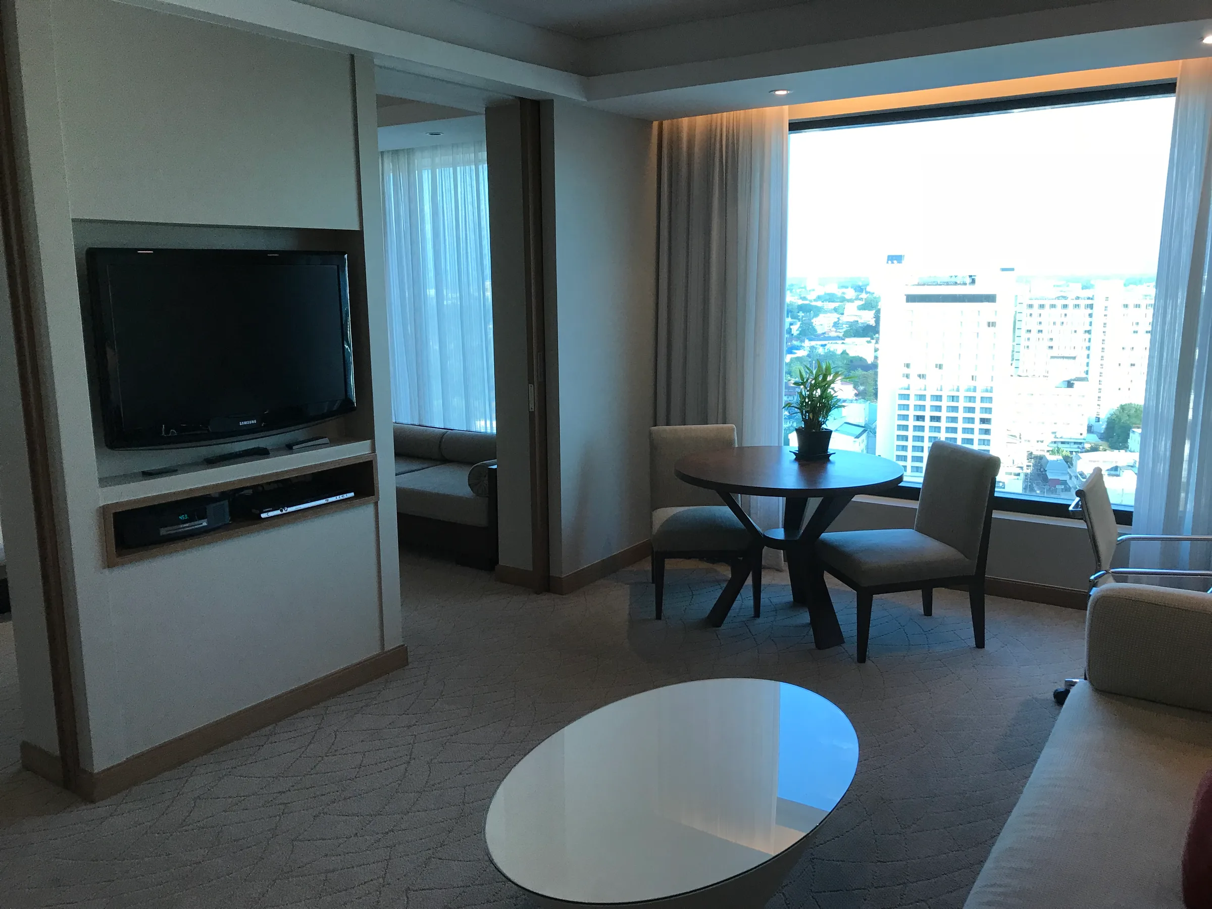 Hotelzimmer mit Couch, Tisch und Fernseher