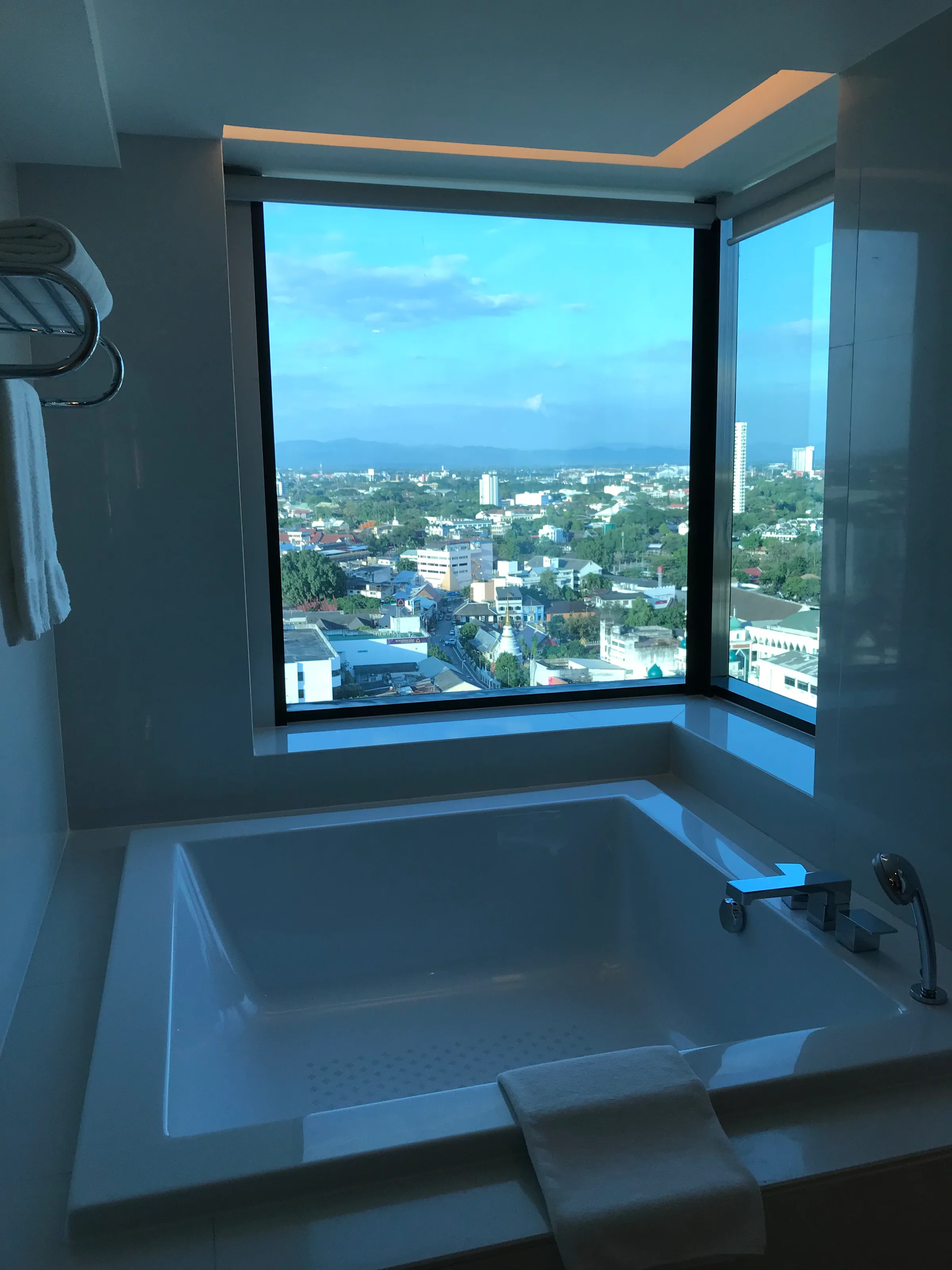Hotelbad mit Whirlpool und Blick auf Stadt