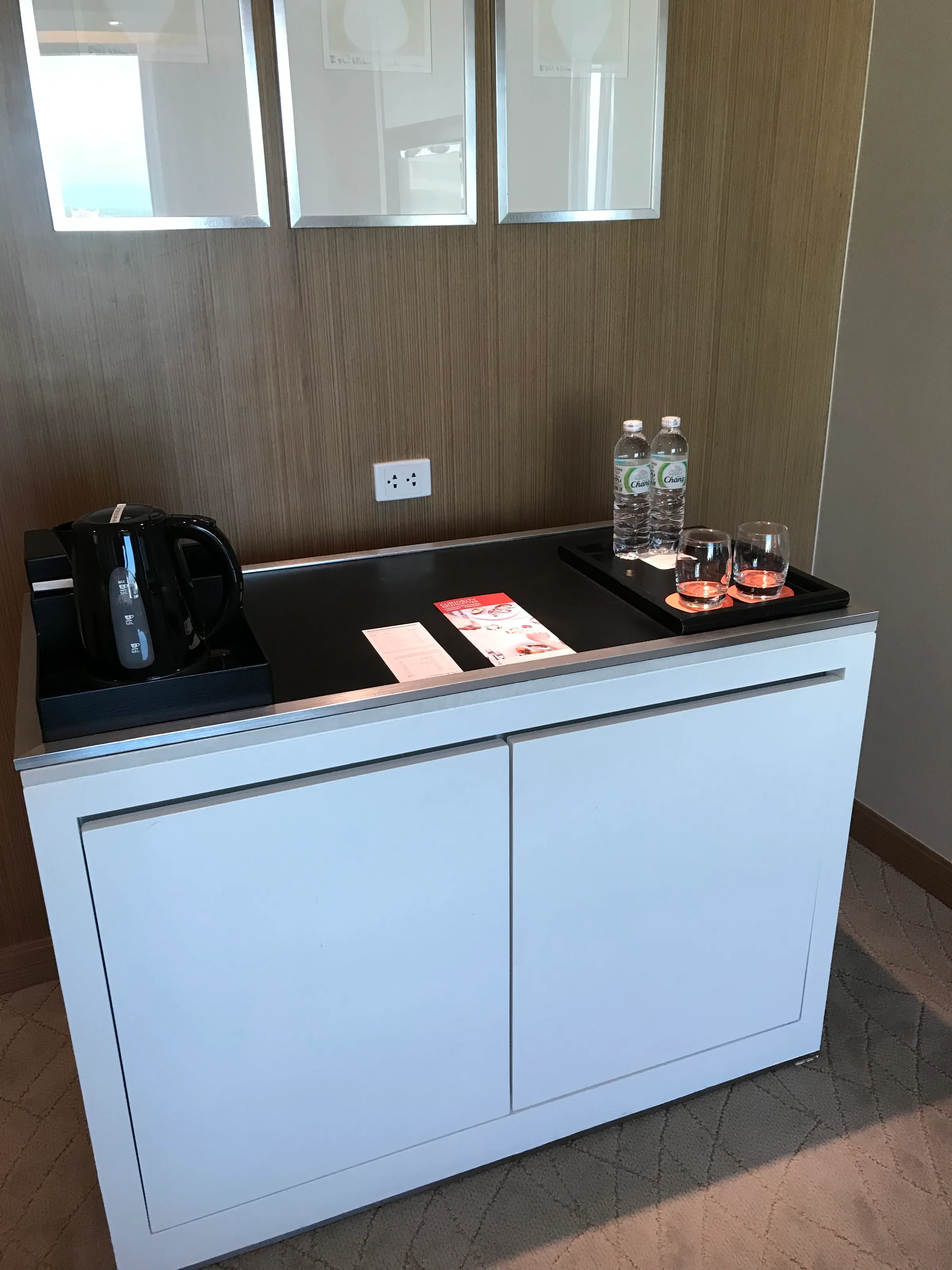 Hotelbar mit Kaffeemaschine und Getränken