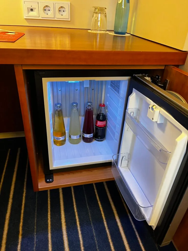 Hotelkühlschrank mit Getränken darin