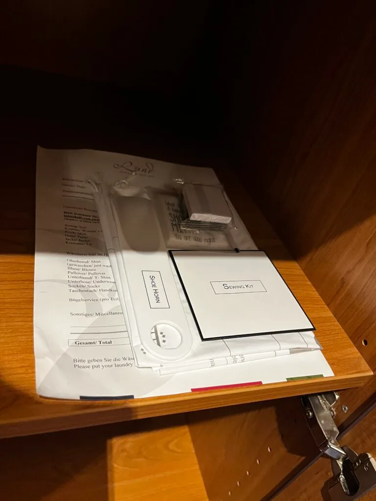 Hotelzimmerservice mit Wäschekarte und Schuhhaken