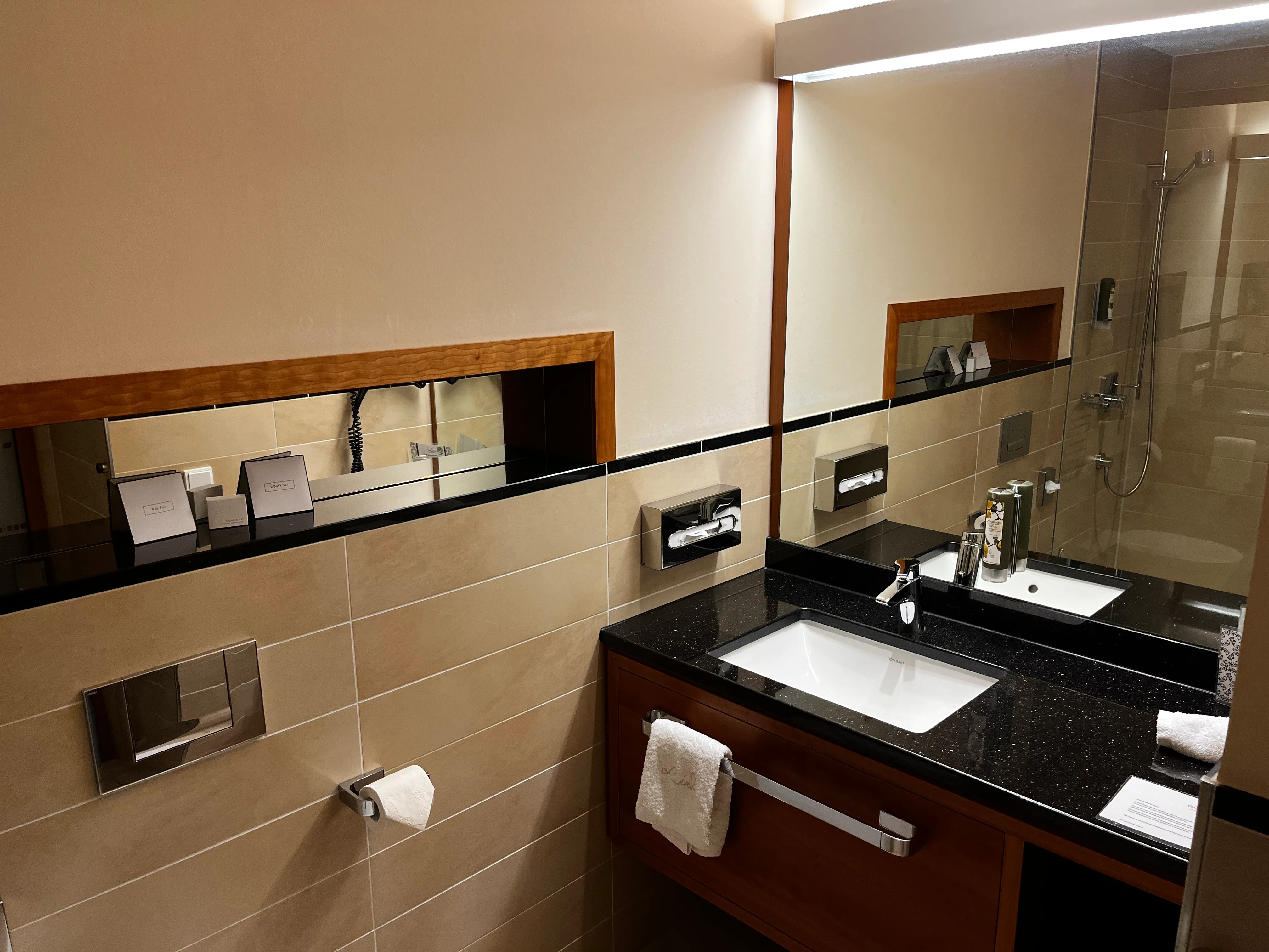 Moderne Badezimmeranlage mit Doppelwaschtisch und Spiegeln